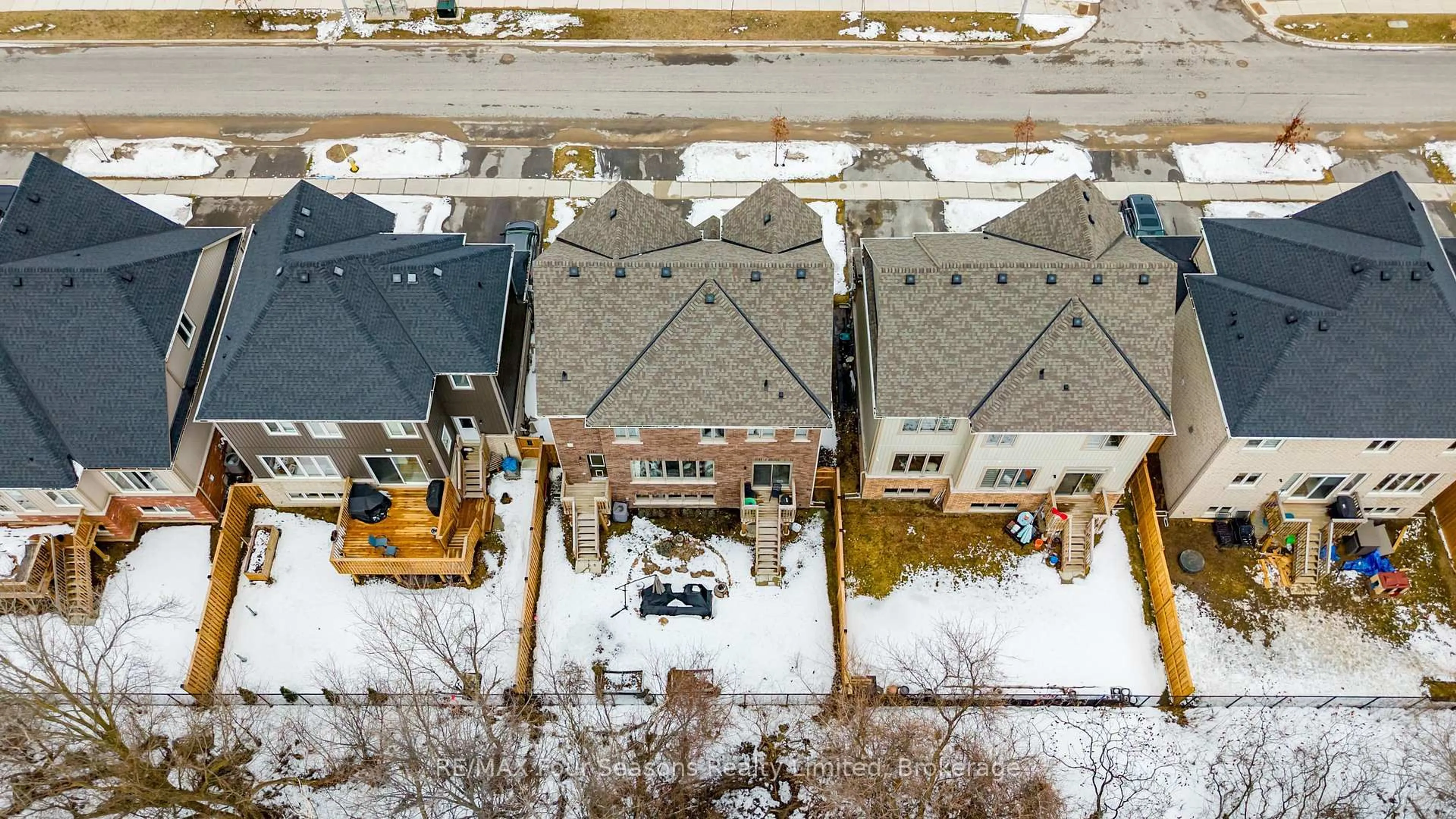 A pic from outside/outdoor area/front of a property/back of a property/a pic from drone, street for 40 Kirby Ave, Collingwood Ontario L9Y 3W8