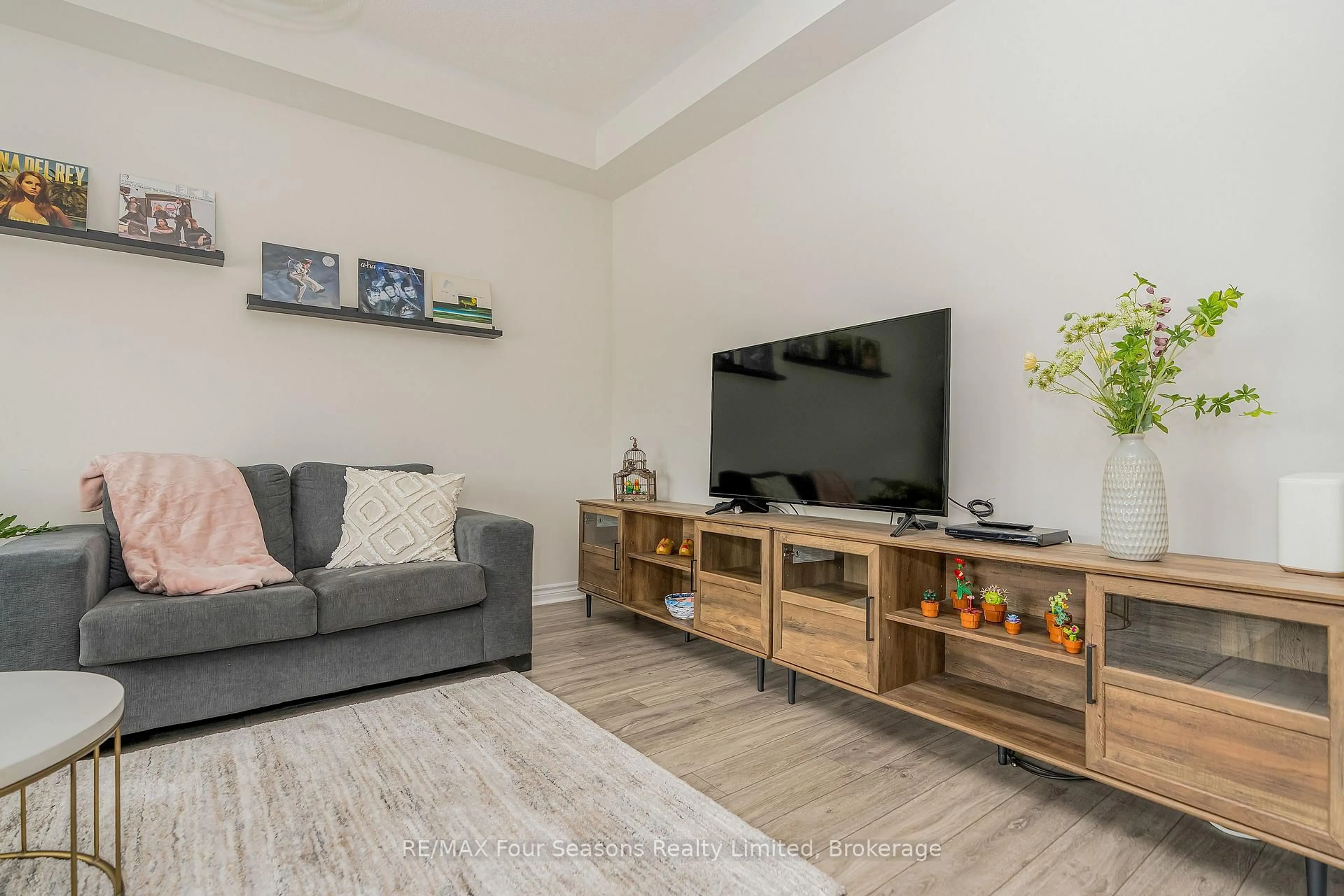 Living room with furniture, wood/laminate floor for 40 Kirby Ave, Collingwood Ontario L9Y 3W8