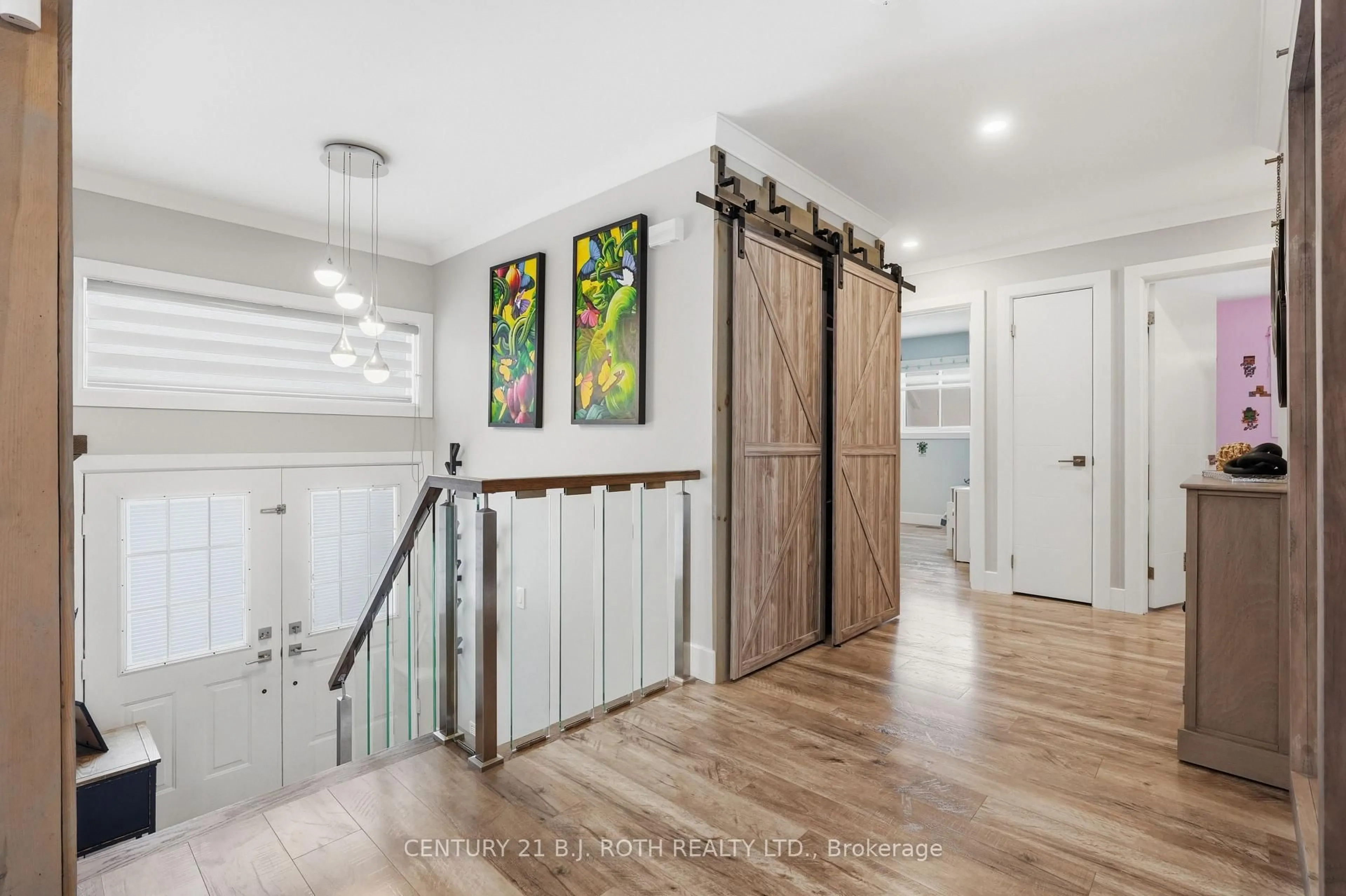 Indoor entryway for 64 Royal Beech Dr, Wasaga Beach Ontario L9Z 1H3