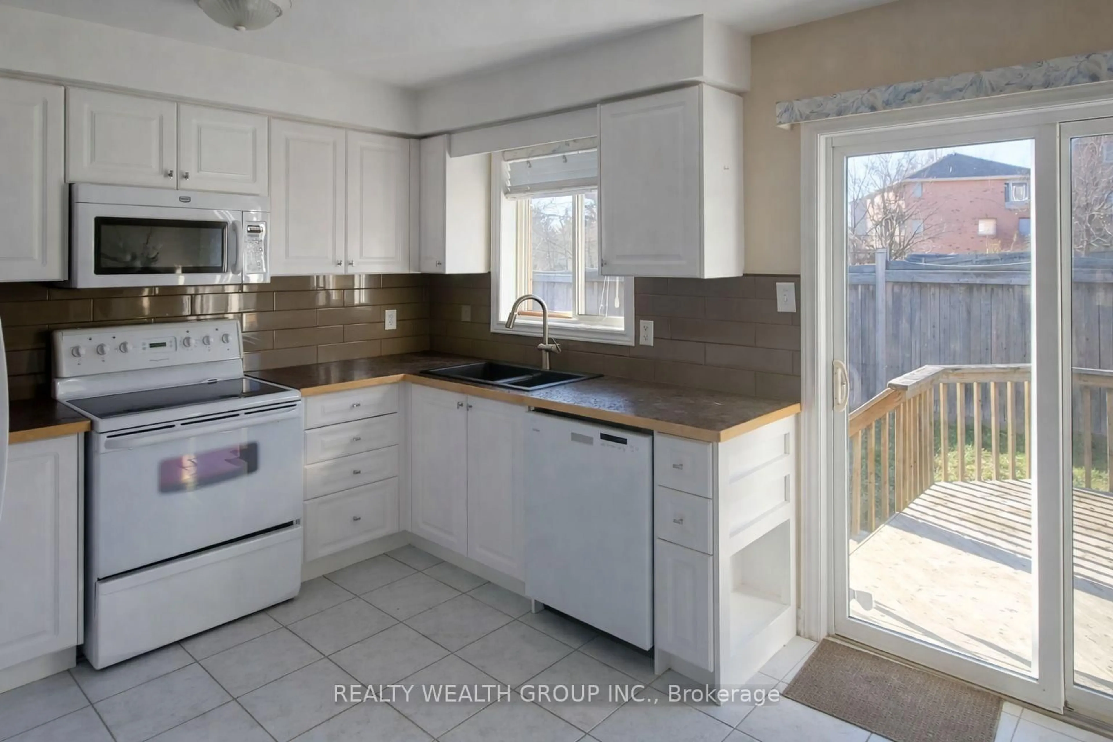 Standard kitchen, ceramic/tile floor for 61 Stollar Blvd, Barrie Ontario L4M 6N3