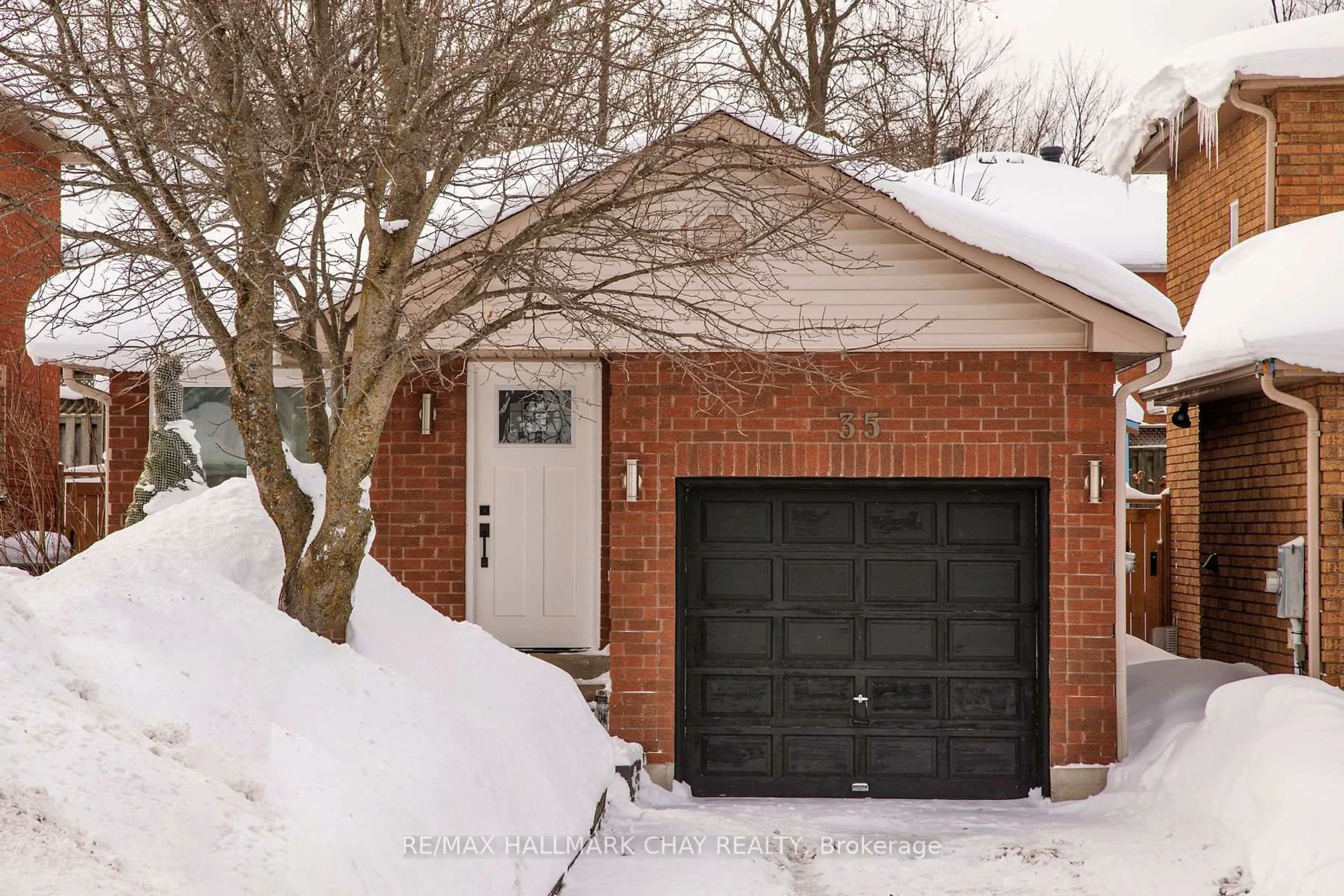 Indoor garage for 35 Geddes Cres, Barrie Ontario L4N 7B2