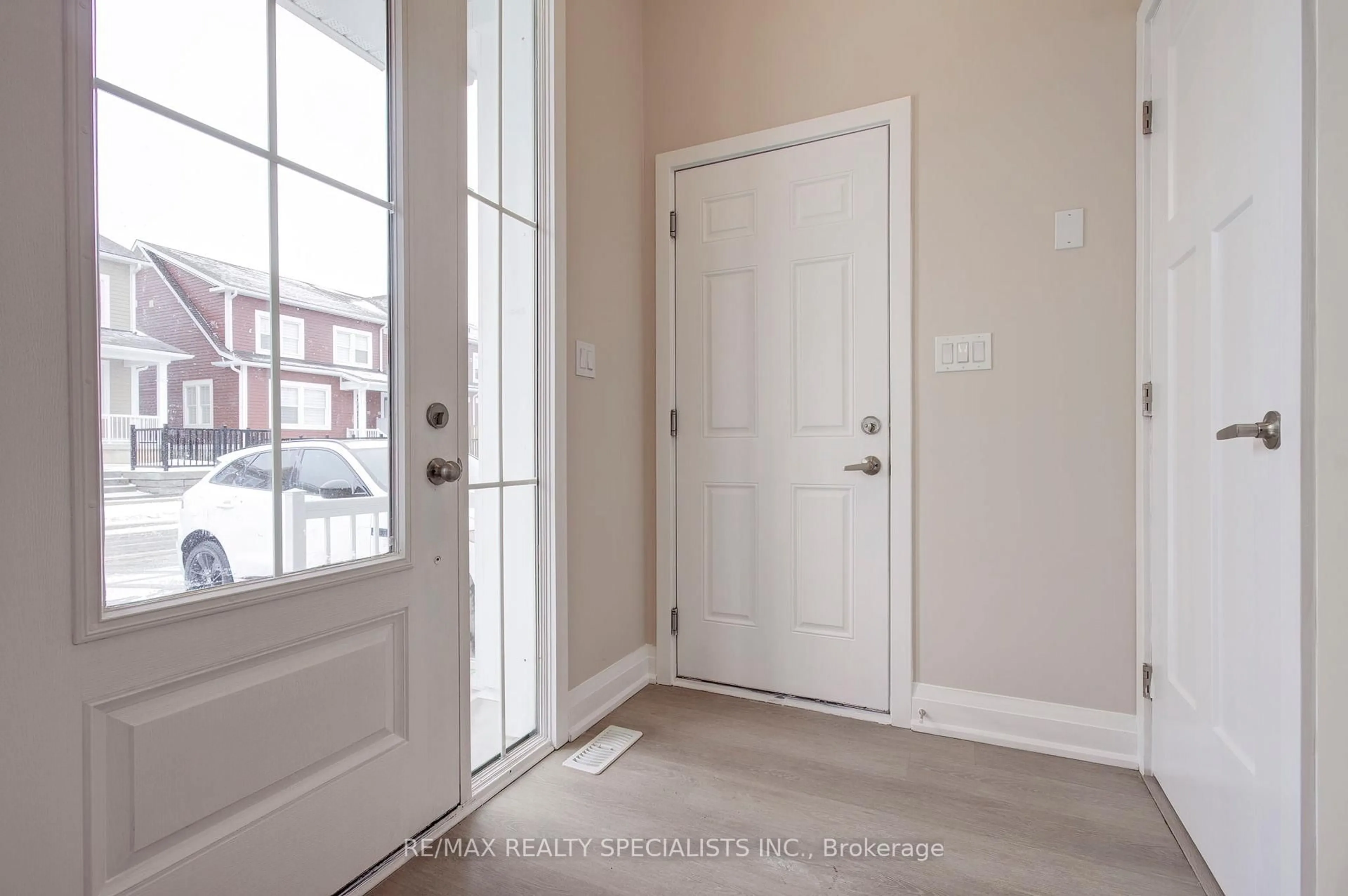 Indoor entryway for 9 Discovery Tr, Midland Ontario L4R 0H3