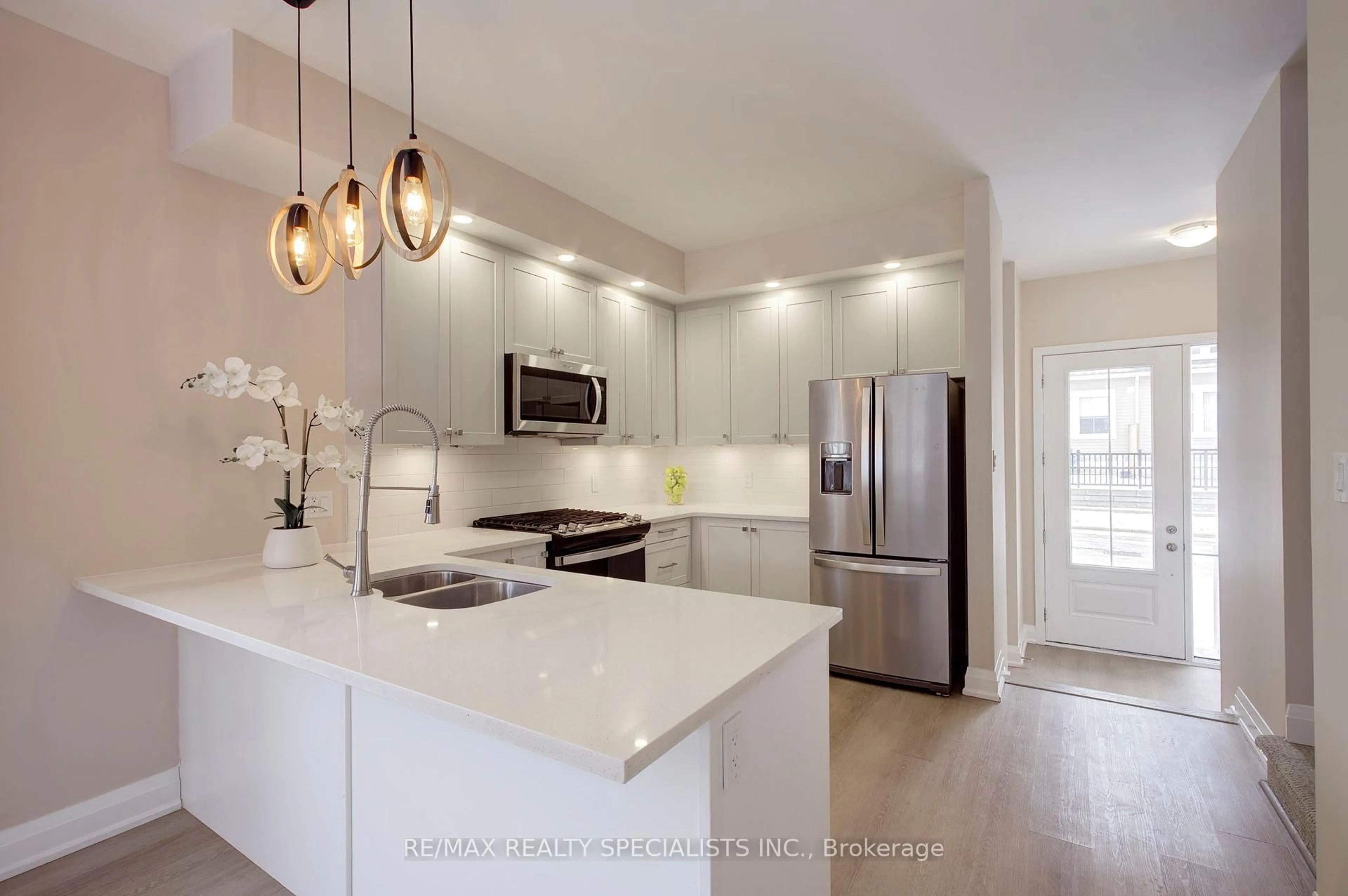 Contemporary kitchen, ceramic/tile floor for 9 Discovery Tr, Midland Ontario L4R 0H3