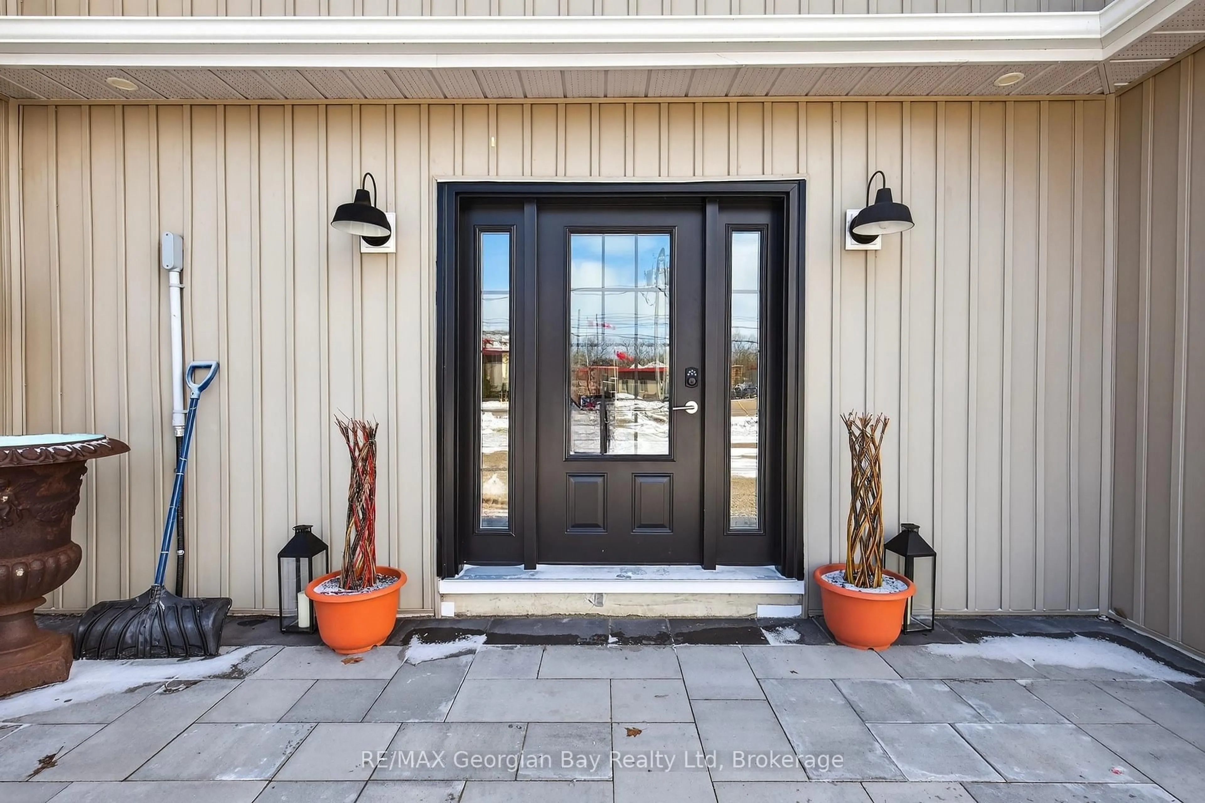 Indoor entryway for 449 Park St, Tay Ontario L0K 2A0