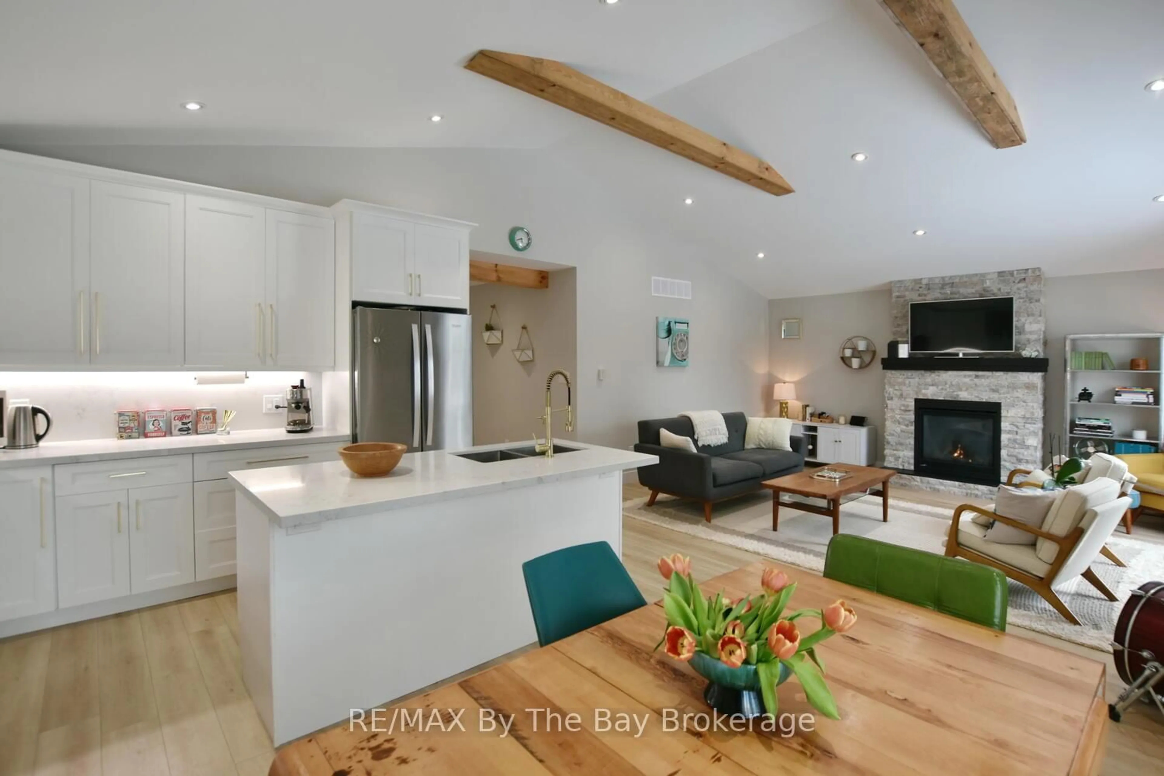 Open concept kitchen, unknown for 16 CARIBBEAN Dr, Wasaga Beach Ontario L9Z 2W3