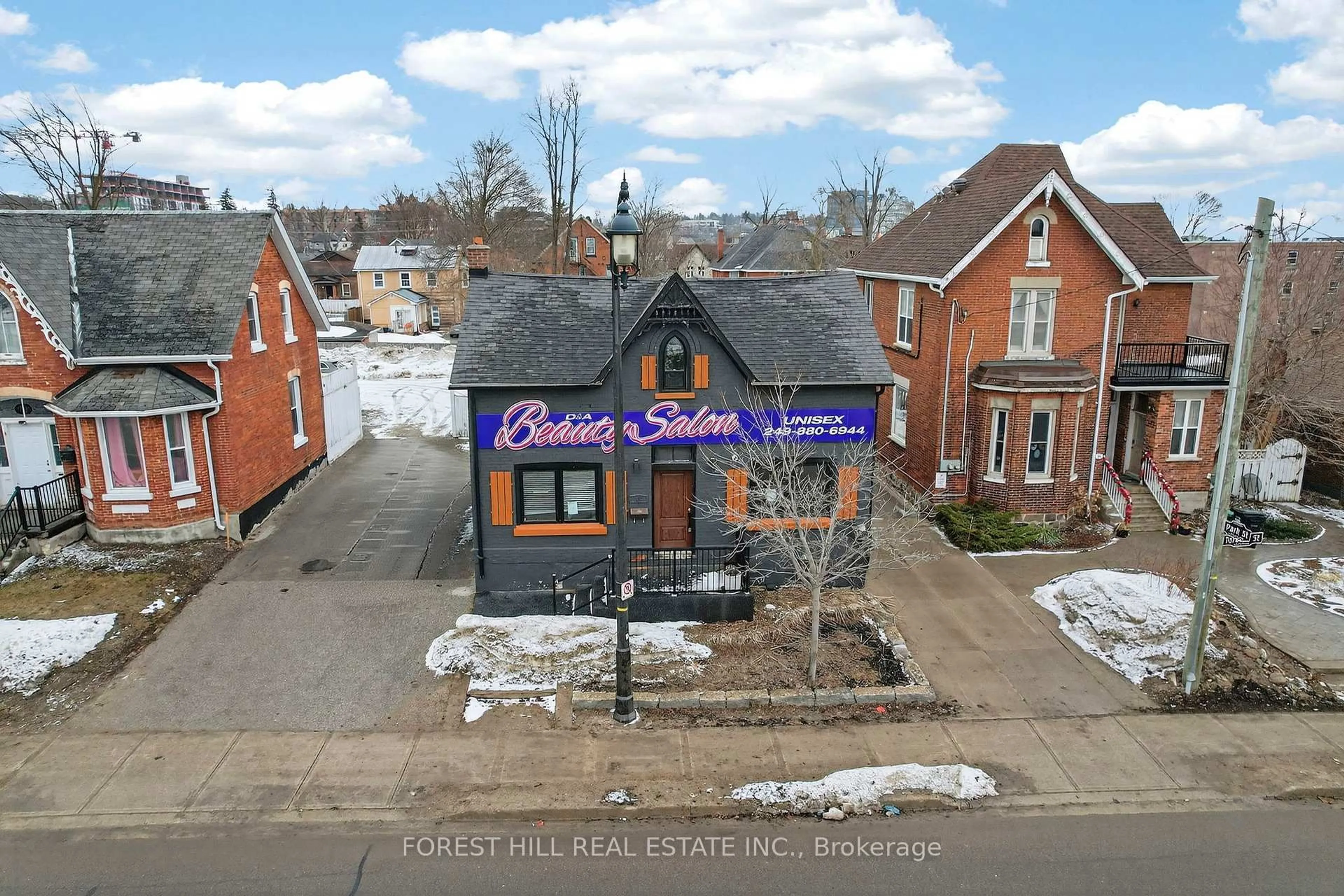 A pic from outside/outdoor area/front of a property/back of a property/a pic from drone, building for 89 Toronto St, Barrie Ontario L4N 1V1