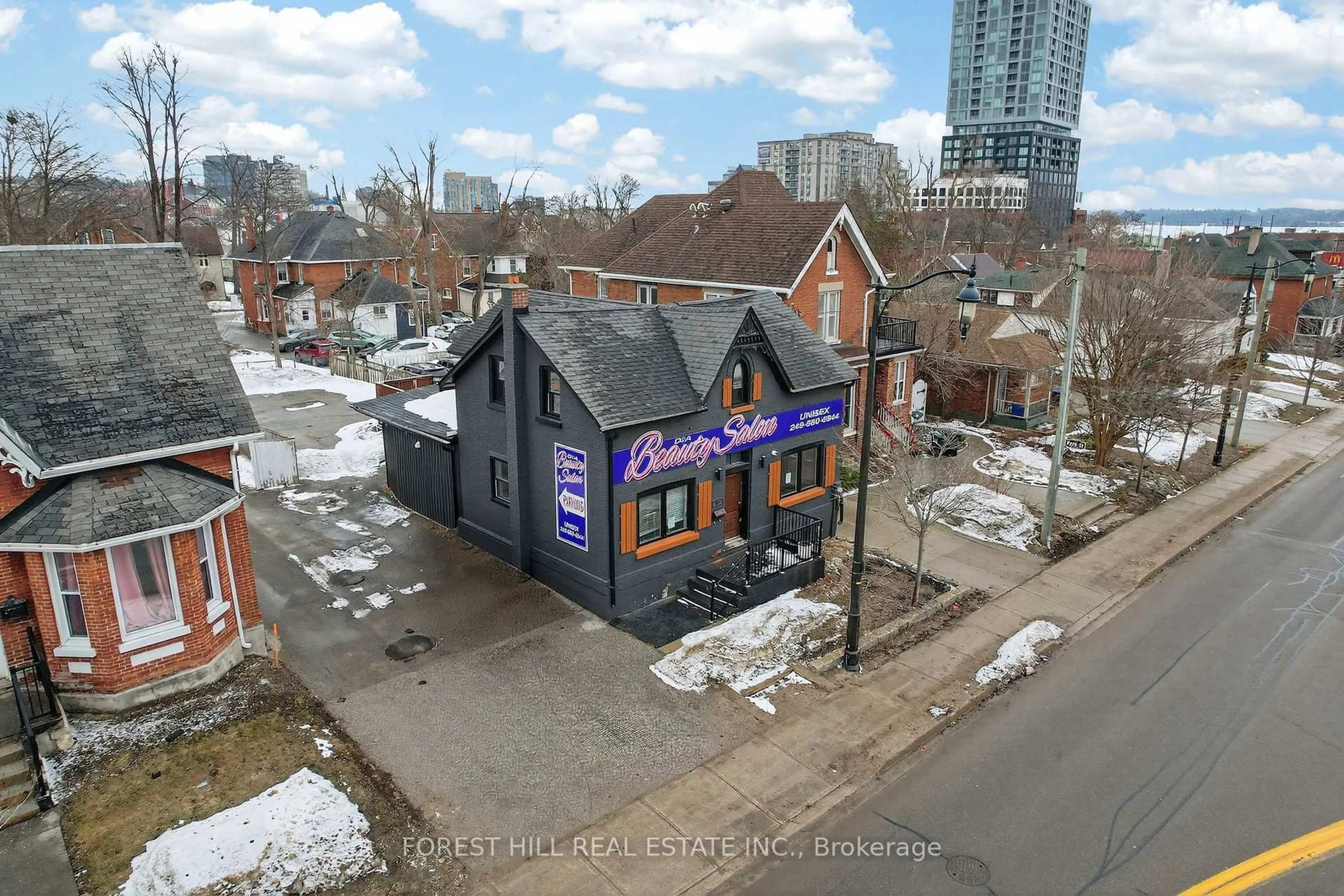 A pic from outside/outdoor area/front of a property/back of a property/a pic from drone, building for 89 Toronto St, Barrie Ontario L4N 1V1
