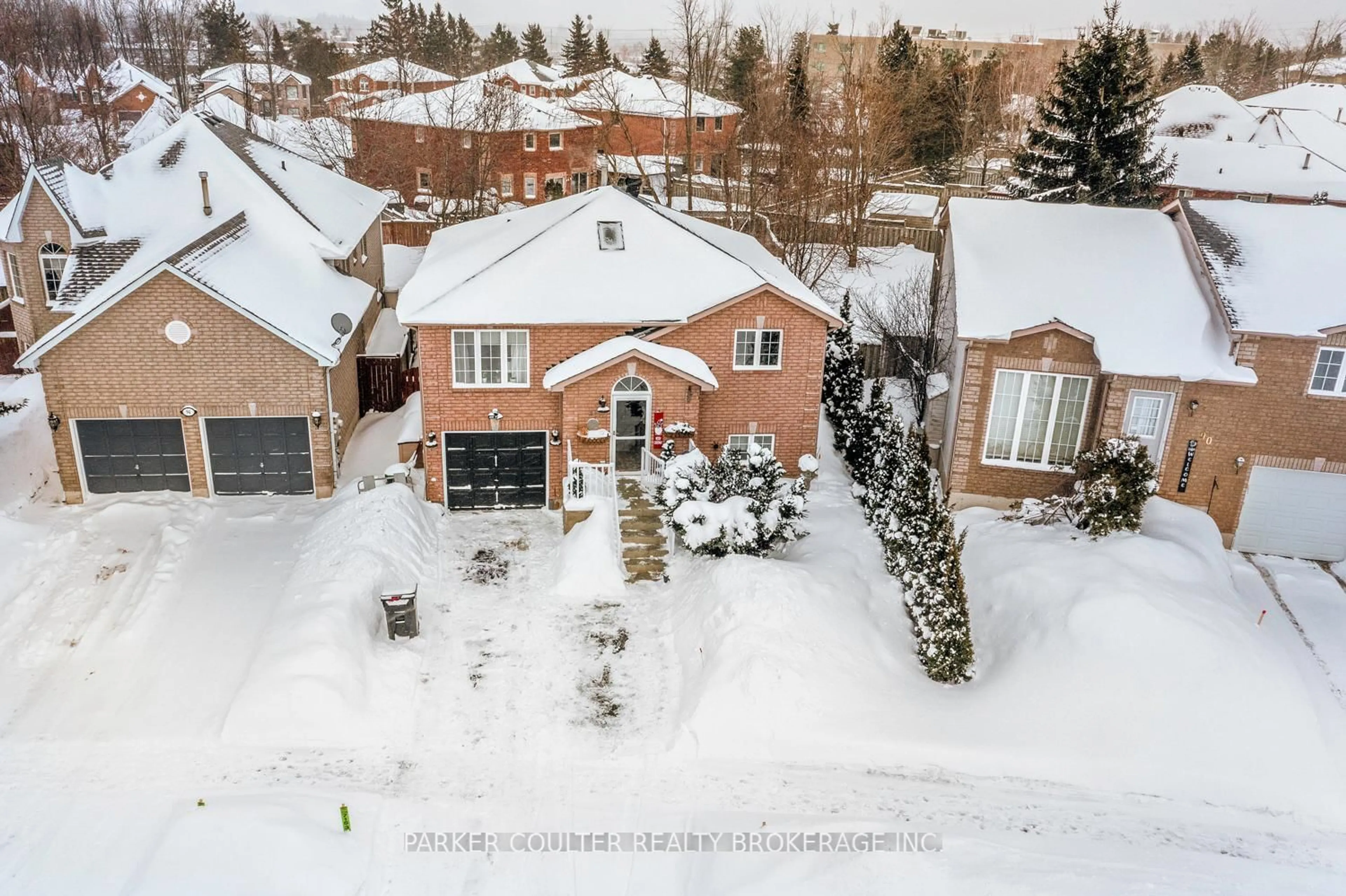 A pic from outside/outdoor area/front of a property/back of a property/a pic from drone, street for 92 Snowy Owl Cres, Barrie Ontario L4M 6P8
