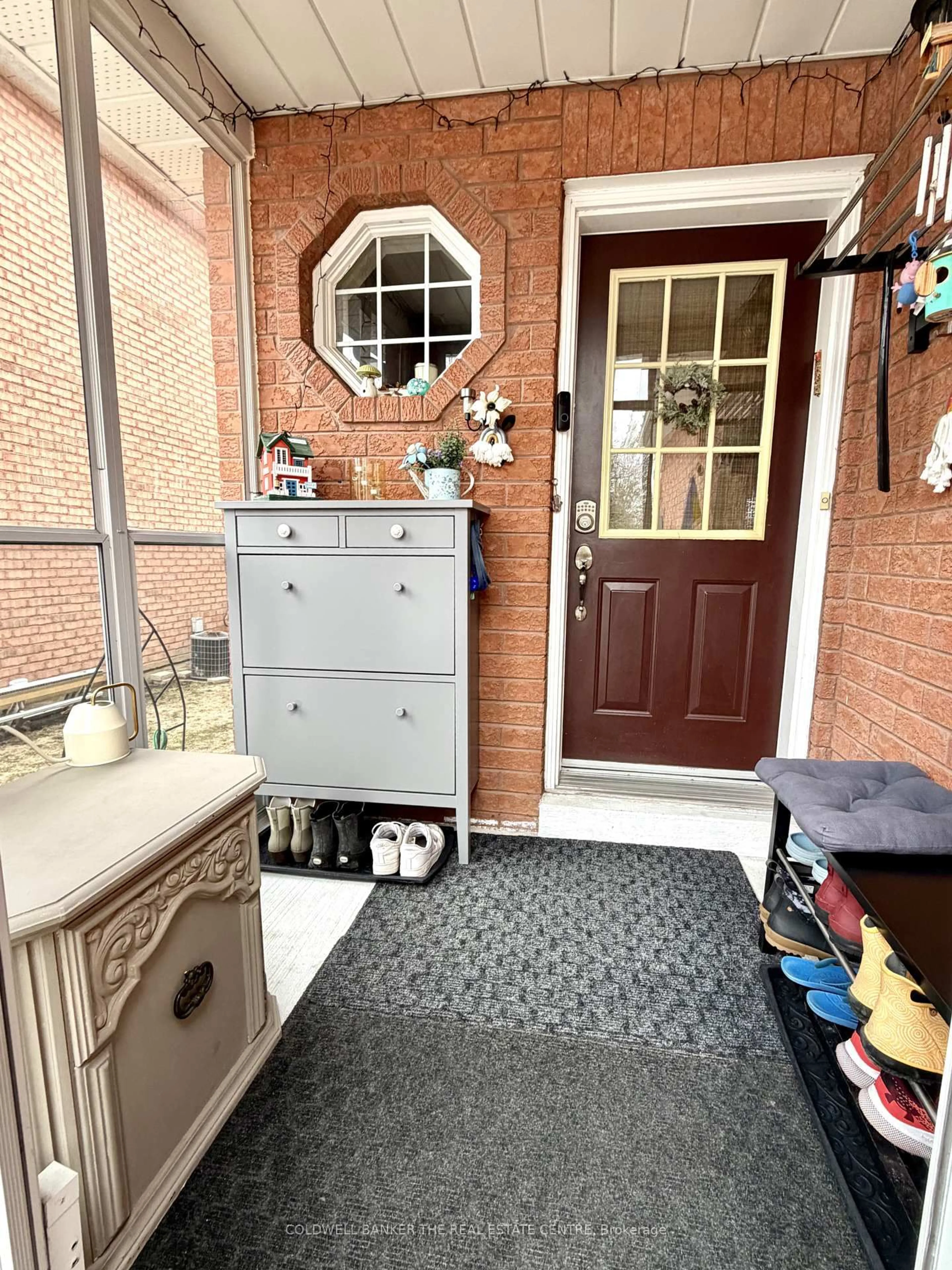 Indoor entryway for 90 Bruce Cres, Barrie Ontario L4N 8P4