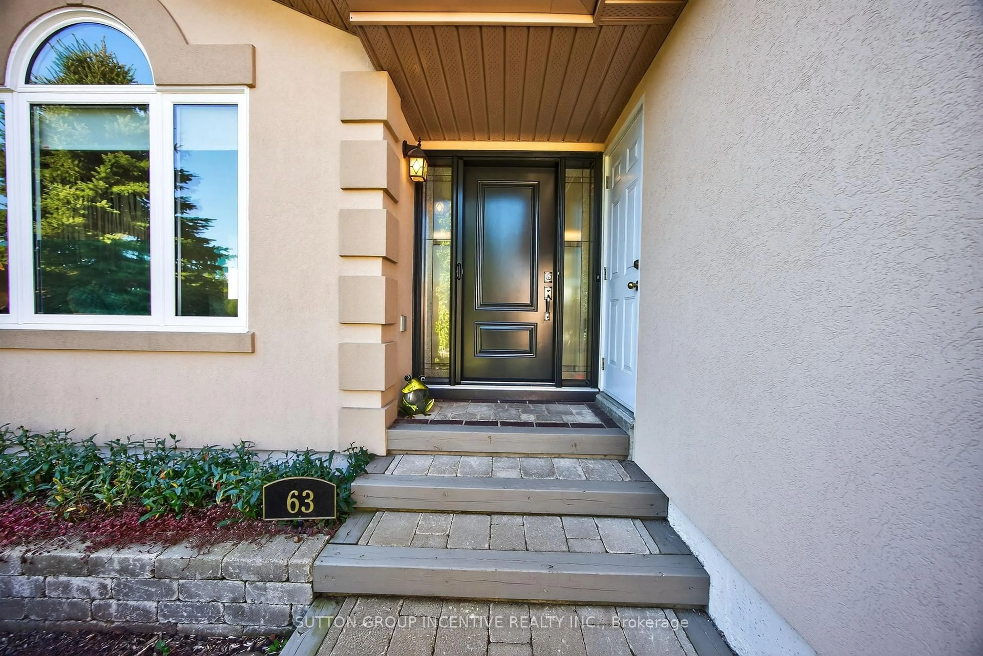 Indoor entryway for 63 Nicklaus Dr, Barrie Ontario L4M 6V7