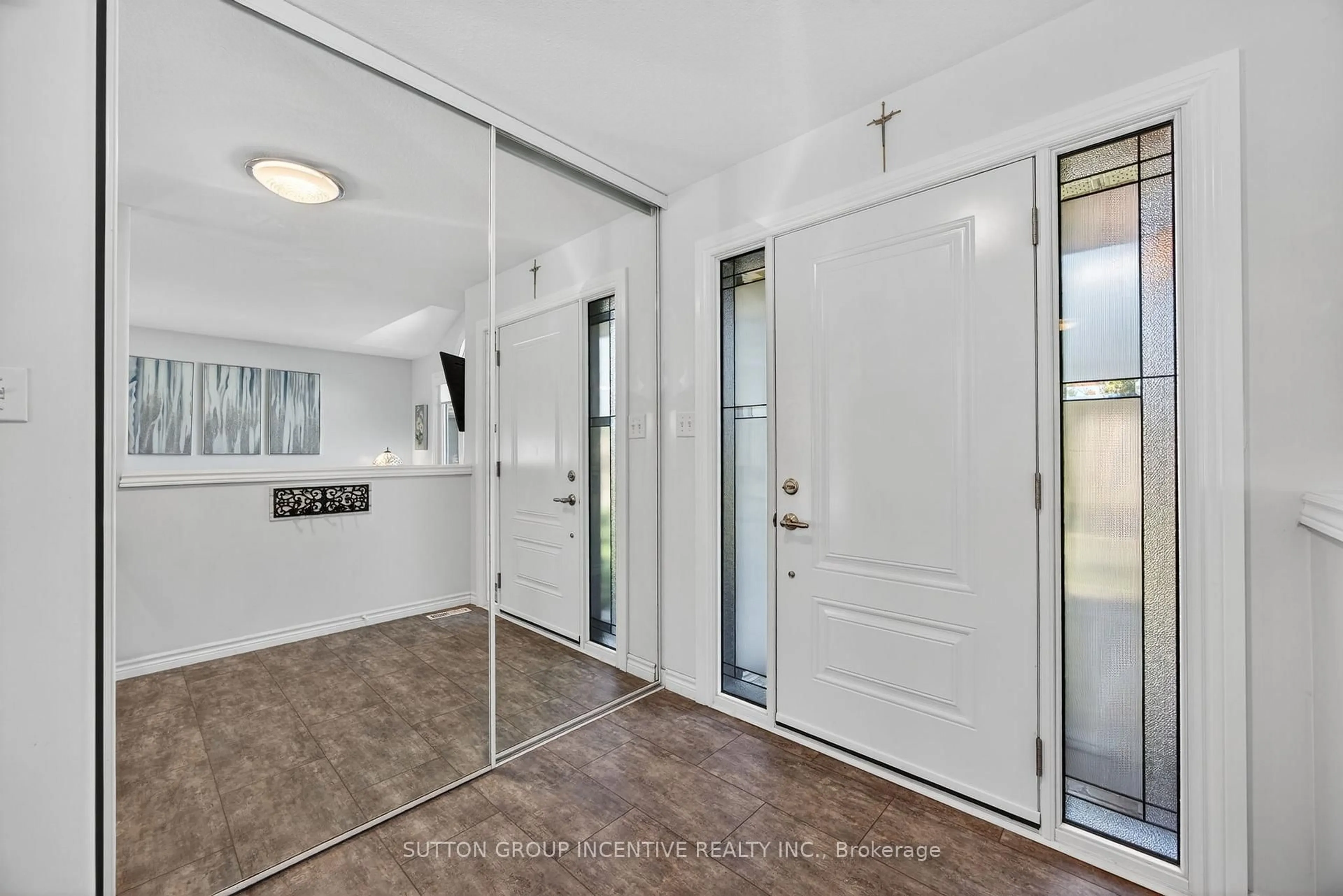 Indoor entryway for 63 Nicklaus Dr, Barrie Ontario L4M 6V7