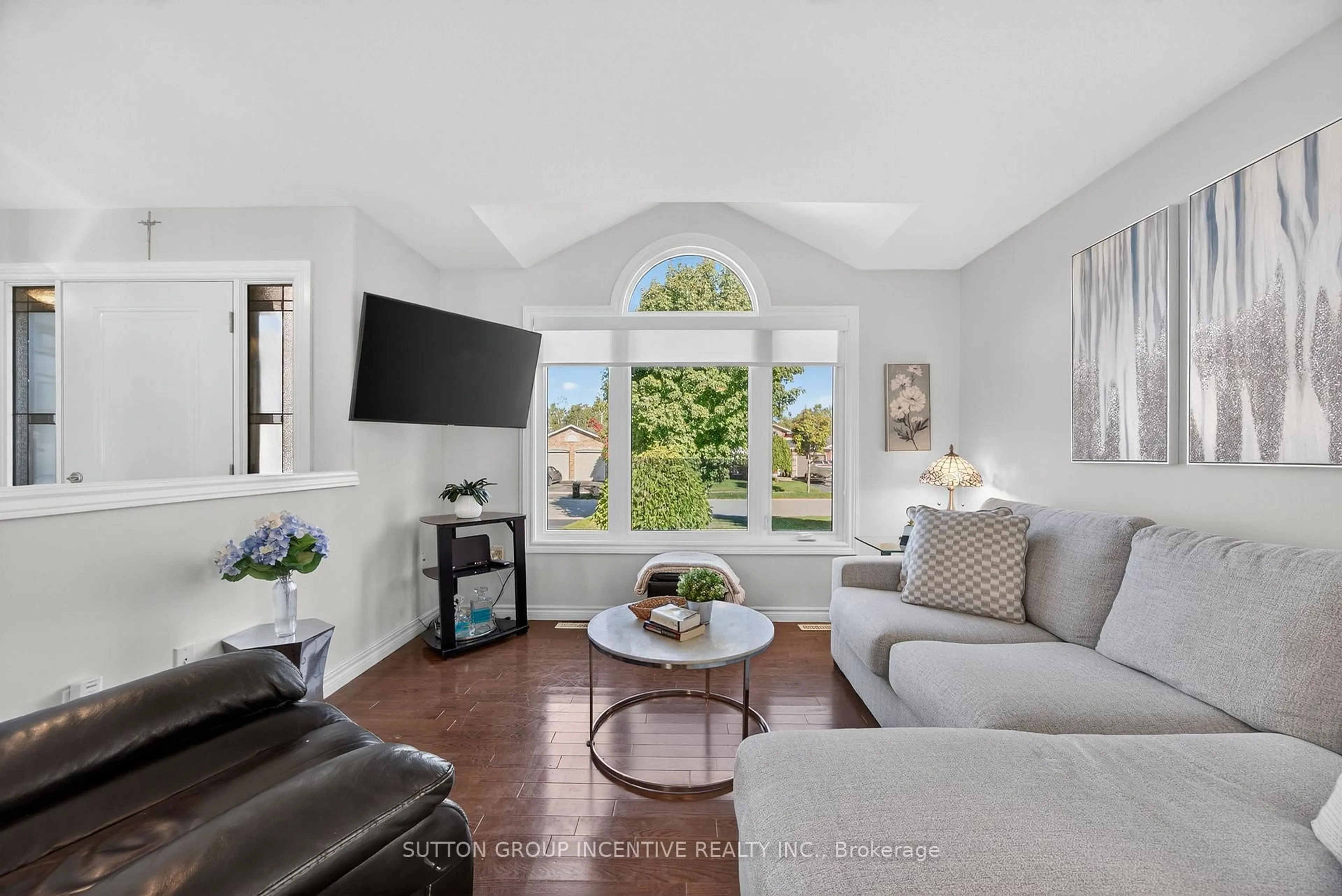 Living room with furniture, unknown for 63 Nicklaus Dr, Barrie Ontario L4M 6V7