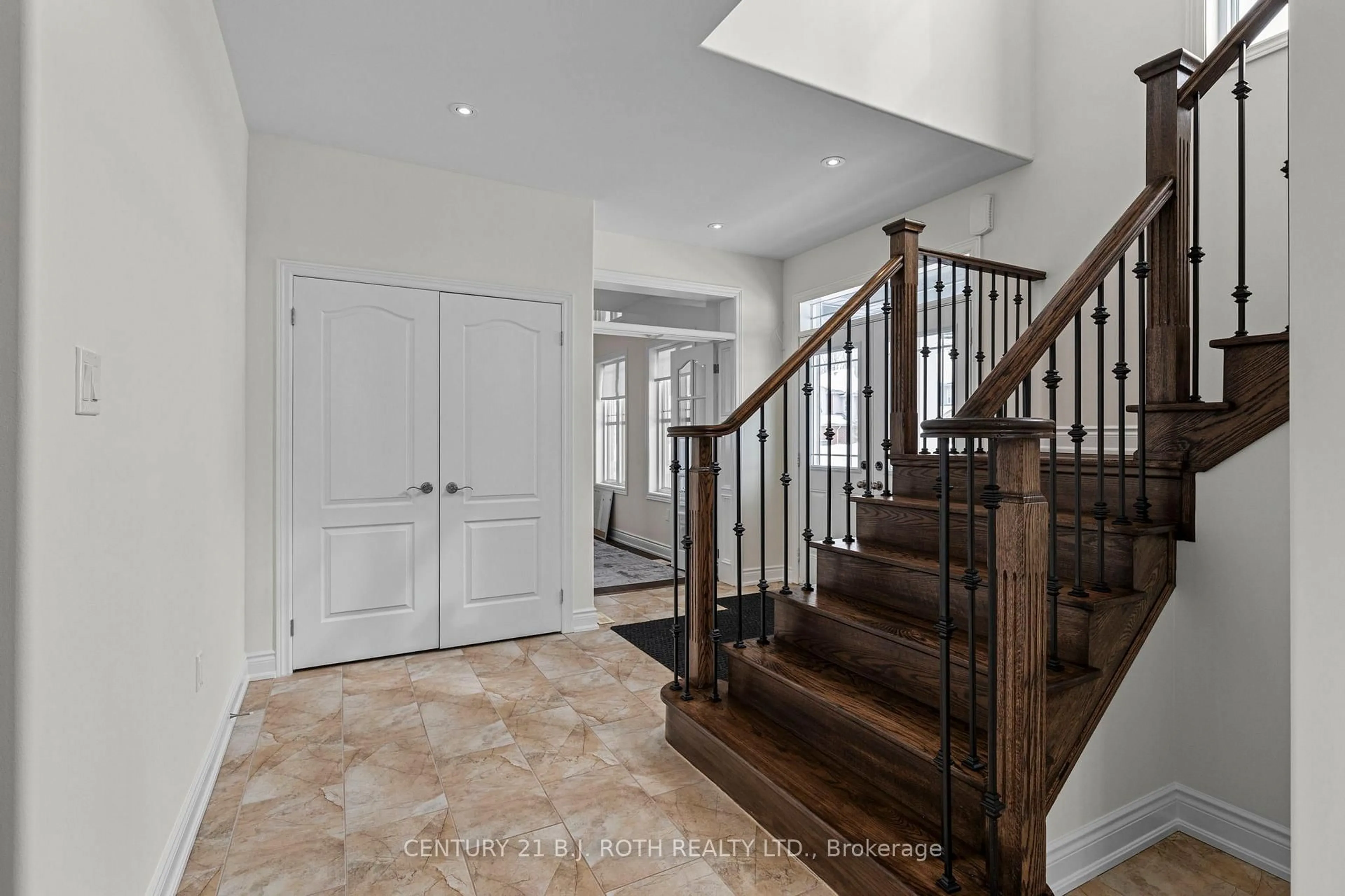 Indoor entryway for 2978 Annalysse Dr, Orillia Ontario L3V 8J5