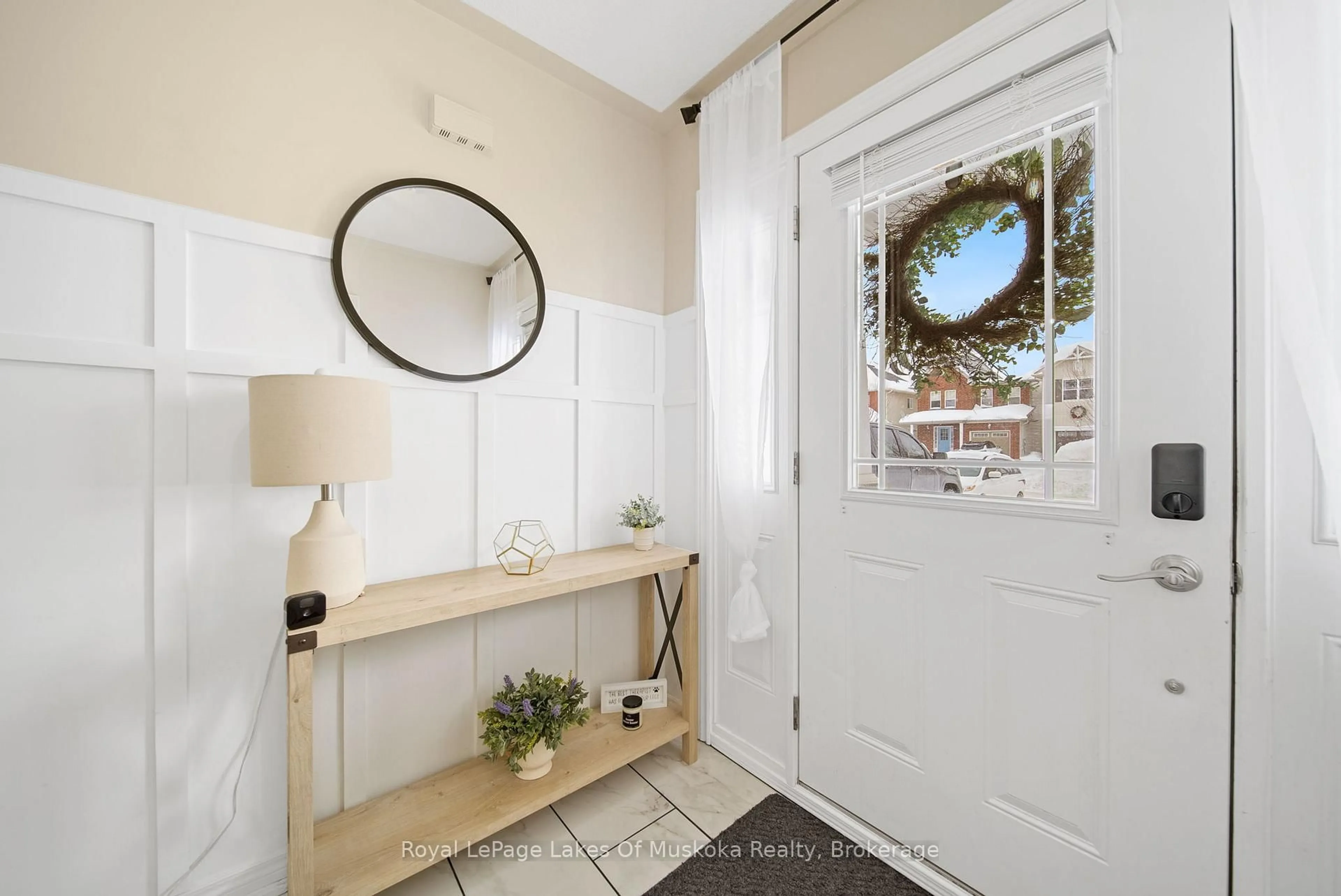 Indoor entryway for 70 Pearl Dr, Orillia Ontario L3V 6H2