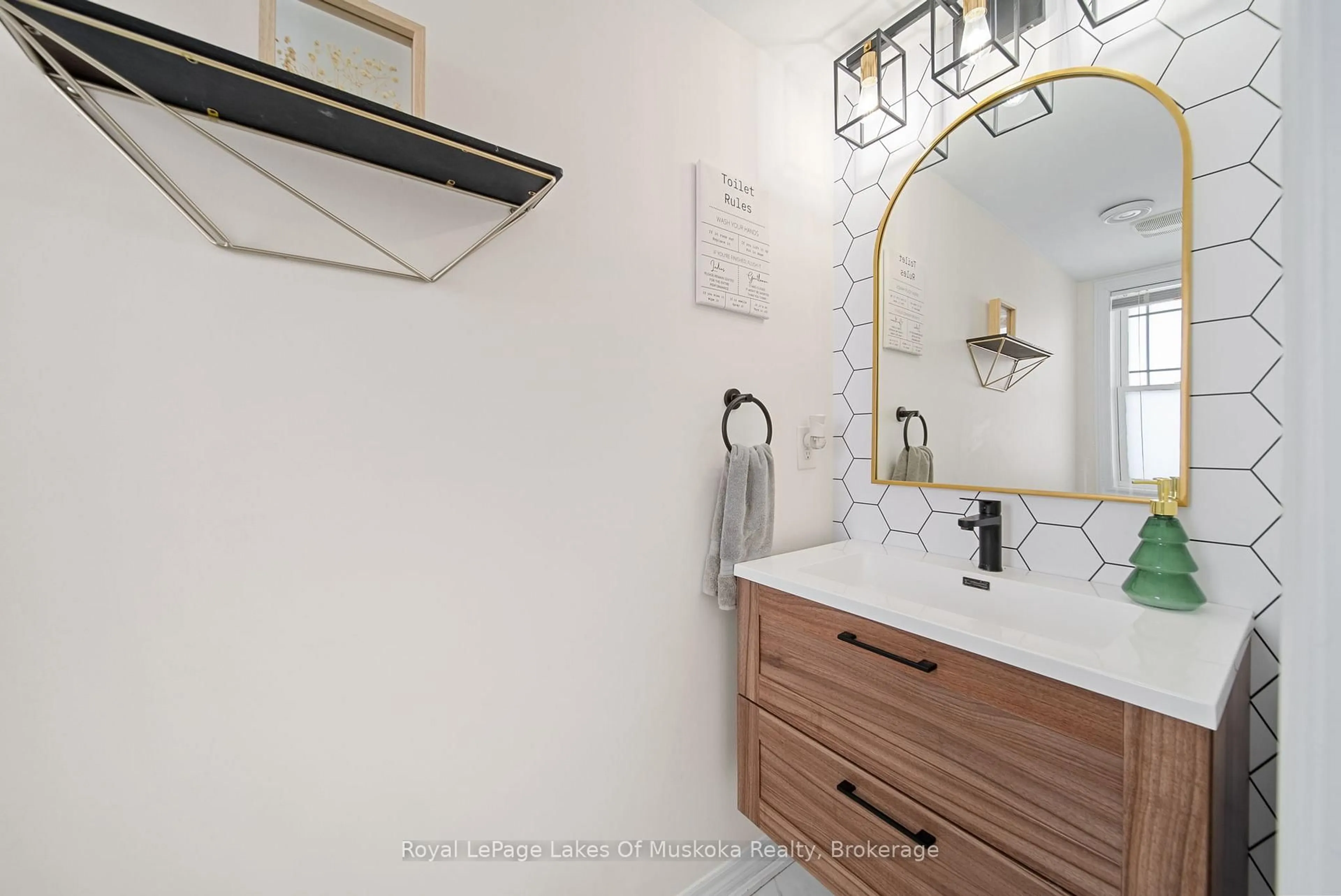 Contemporary bathroom, ceramic/tile floor for 70 Pearl Dr, Orillia Ontario L3V 6H2