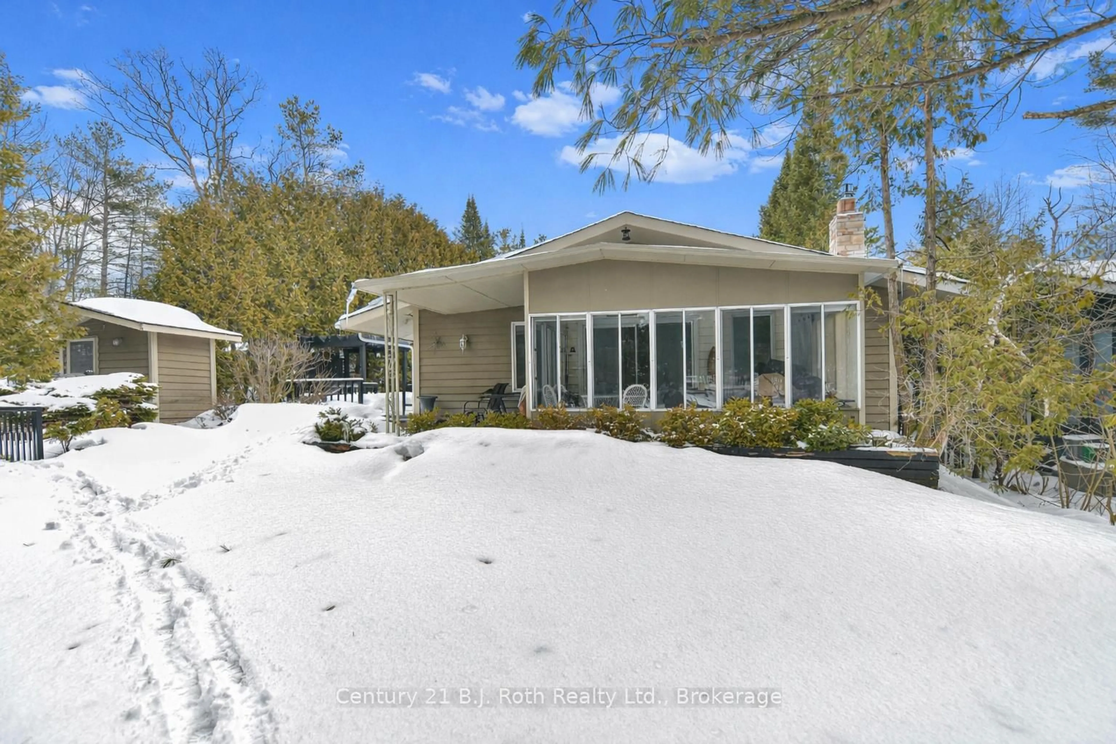 A pic from outside/outdoor area/front of a property/back of a property/a pic from drone, water/lake/river/ocean view for 3609 Riverdale Dr, Severn Ontario L0K 2B0