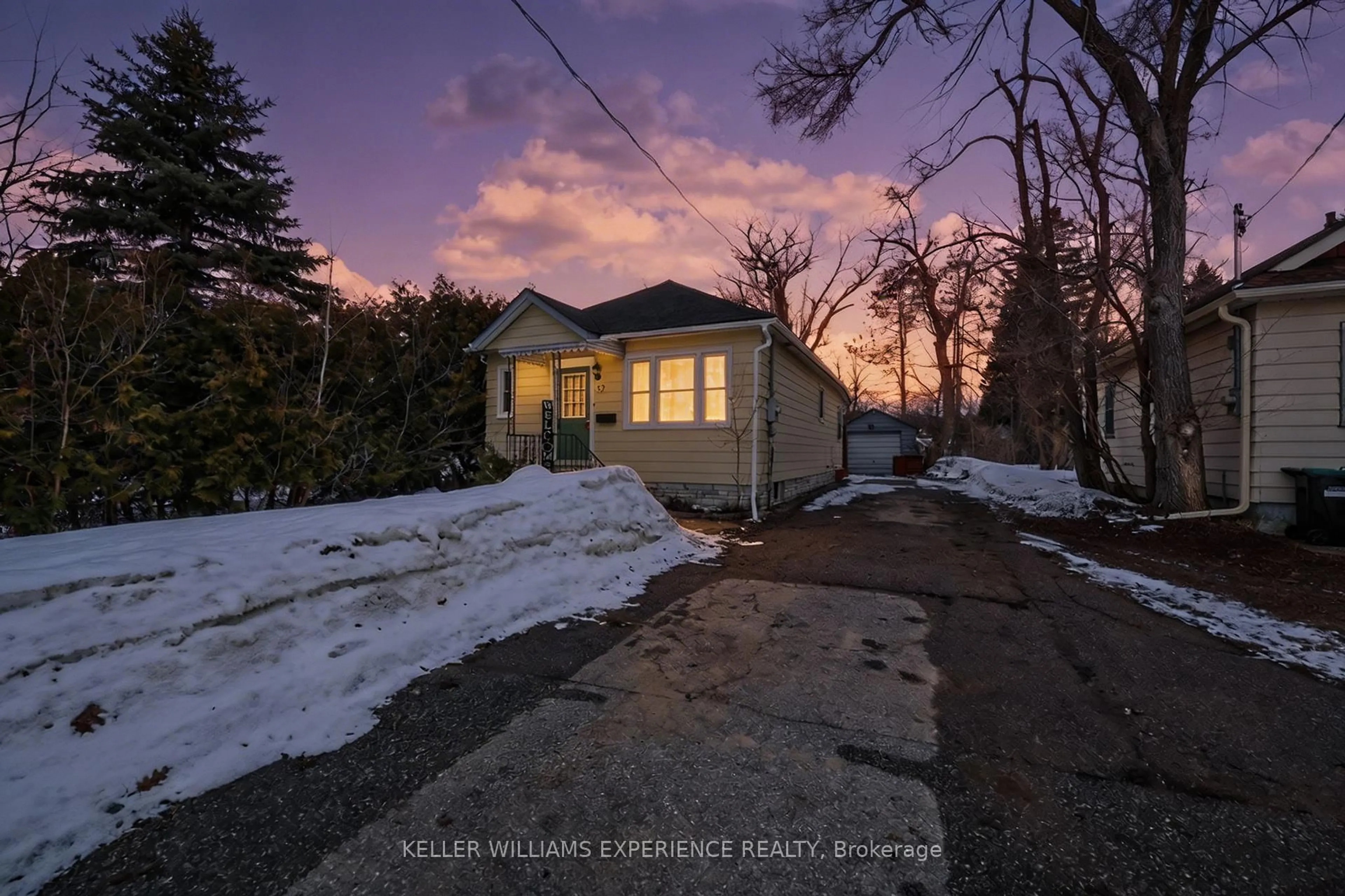 A pic from outside/outdoor area/front of a property/back of a property/a pic from drone, street for 32 HENRY St, Barrie Ontario L4N 1C4