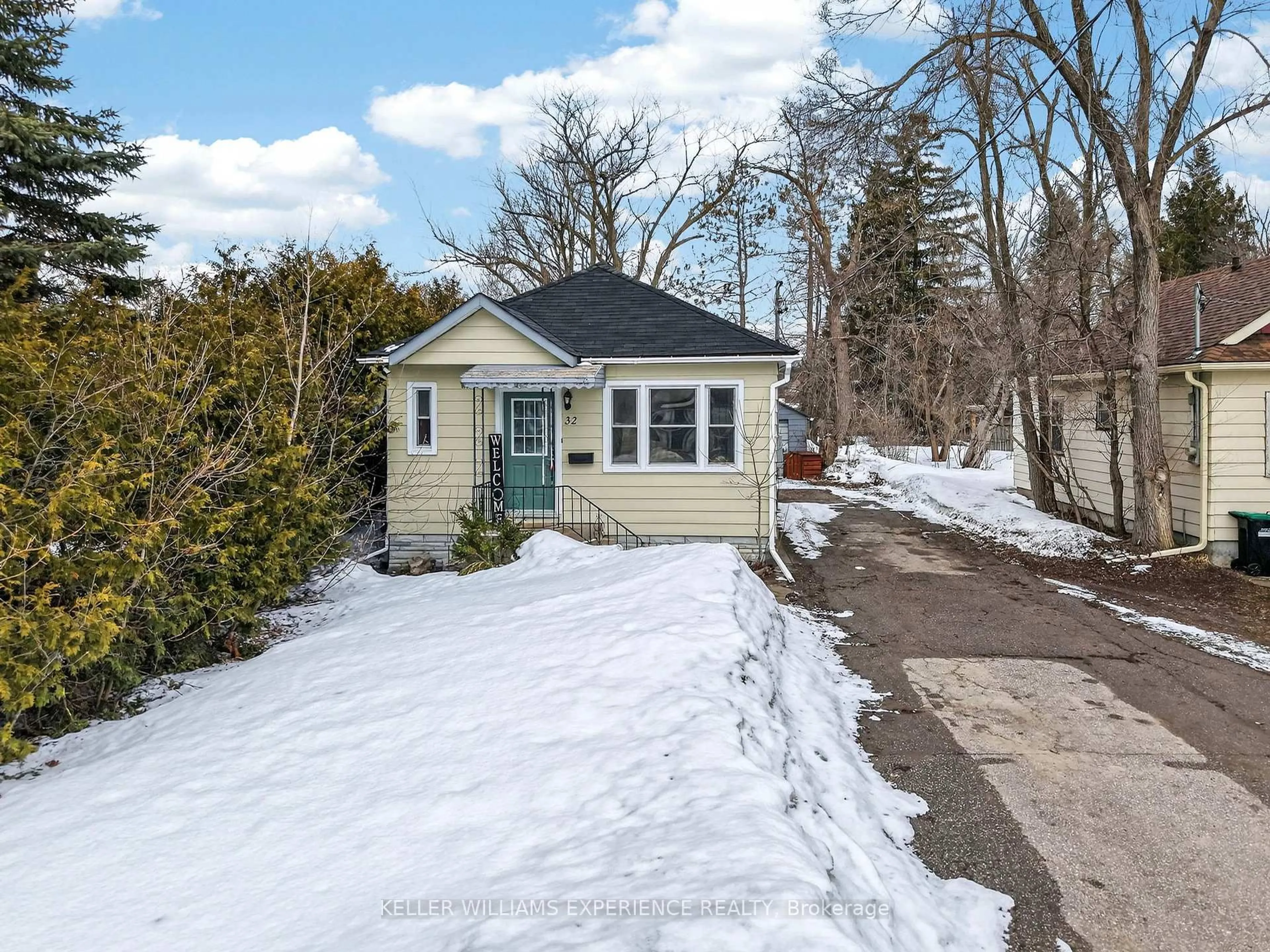 A pic from outside/outdoor area/front of a property/back of a property/a pic from drone, street for 32 HENRY St, Barrie Ontario L4N 1C4