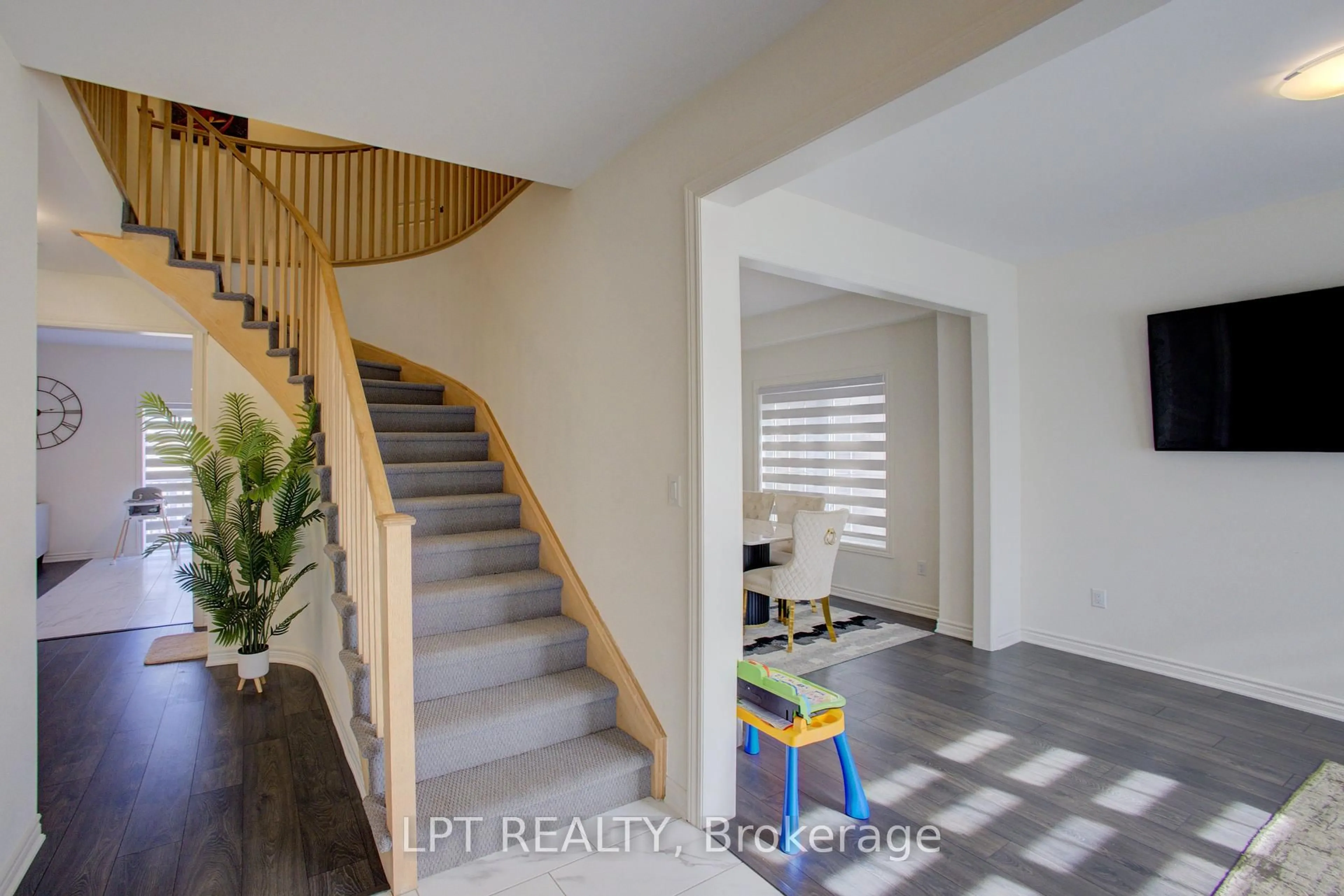 Indoor entryway for 234 Prescott Dr, Clearview Ontario L0M 1S0