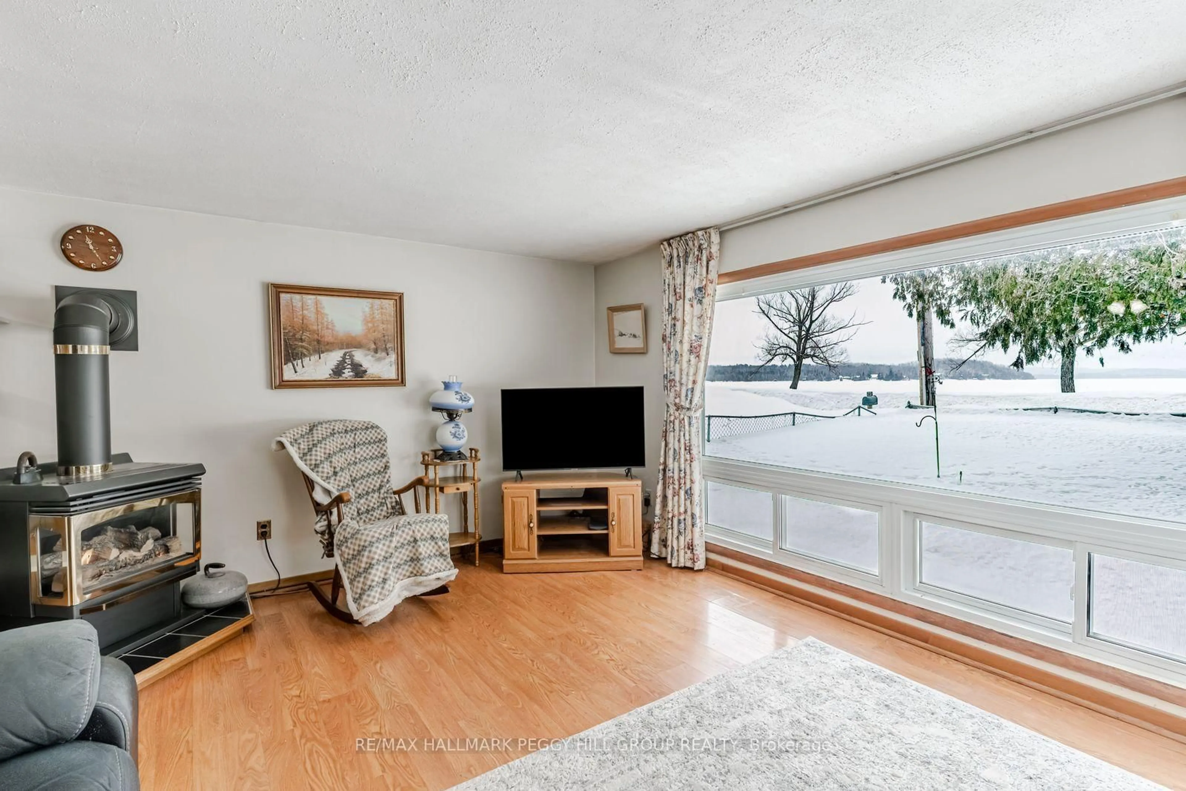 Living room with furniture, unknown for 1237 15 Line, Oro-Medonte Ontario L3V 8J1