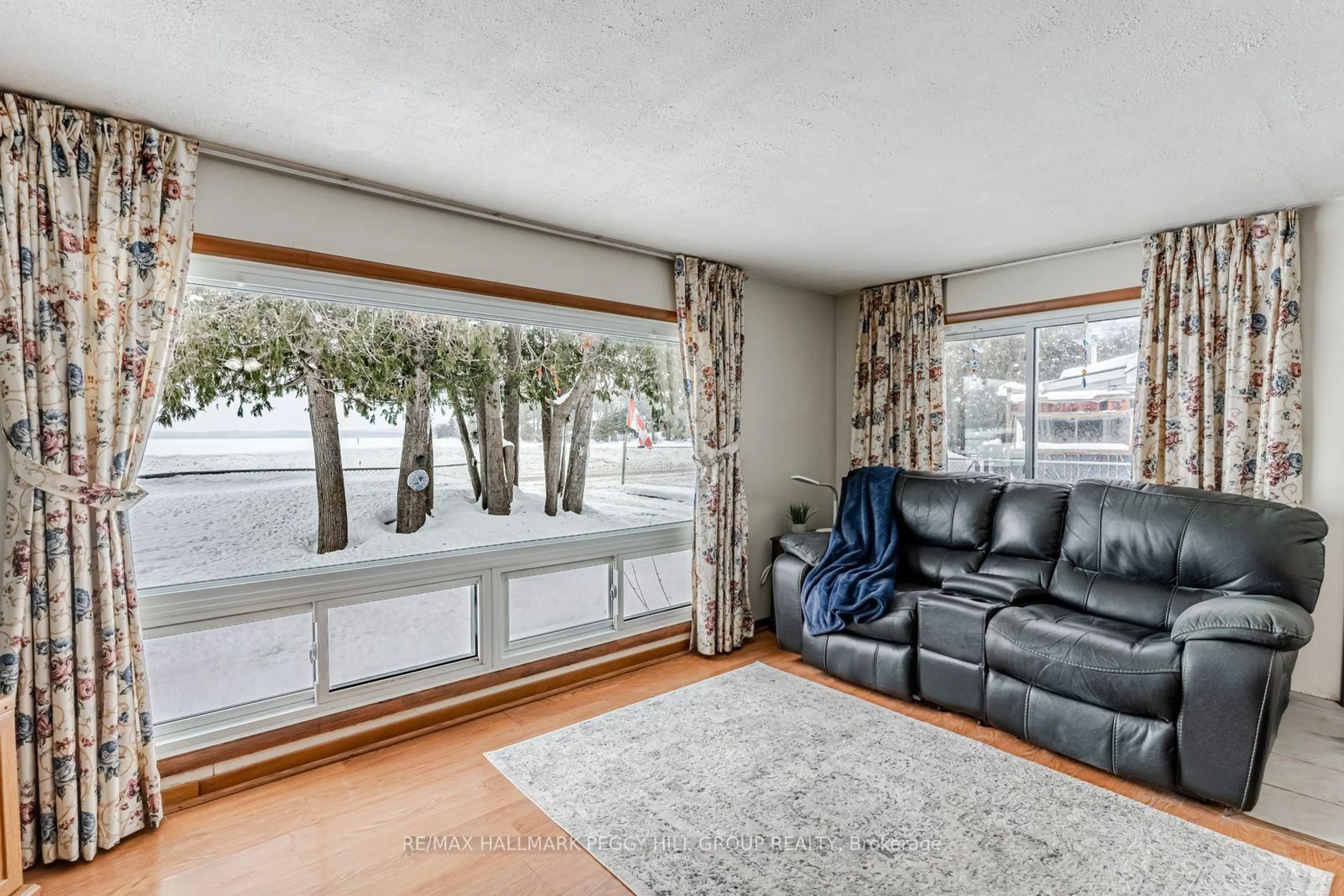 Living room with furniture, unknown for 1237 15 Line, Oro-Medonte Ontario L3V 8J1