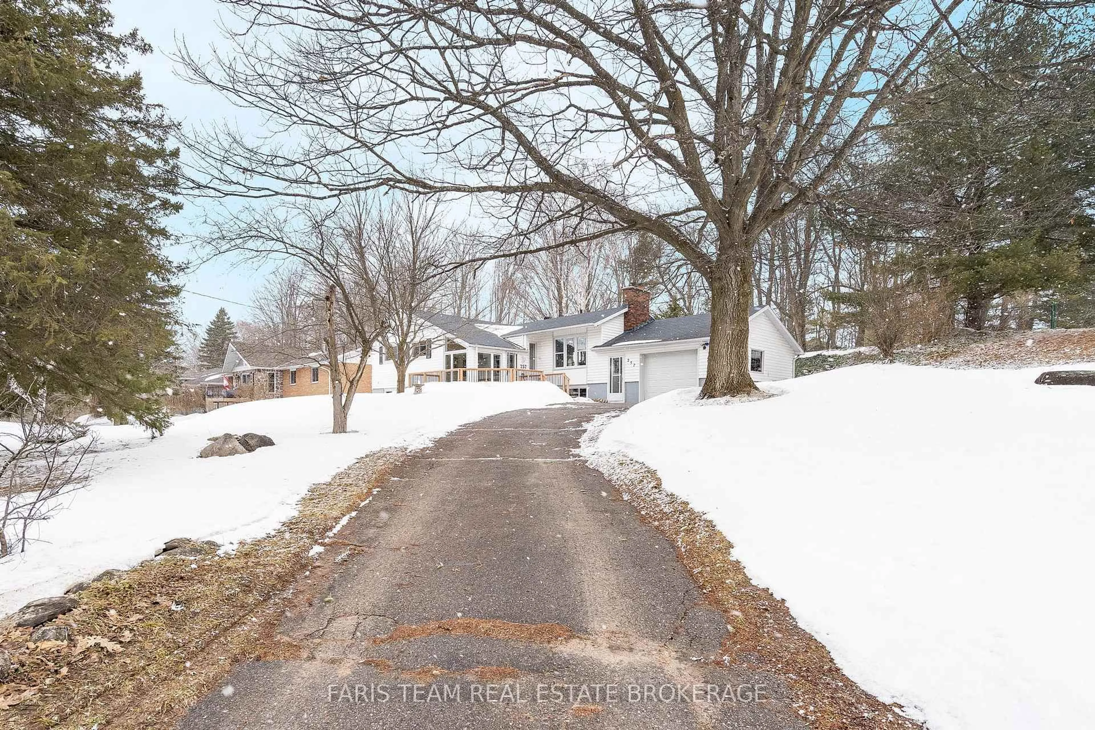 A pic from outside/outdoor area/front of a property/back of a property/a pic from drone, street for 257 Church St, Penetanguishene Ontario L9M 1G6