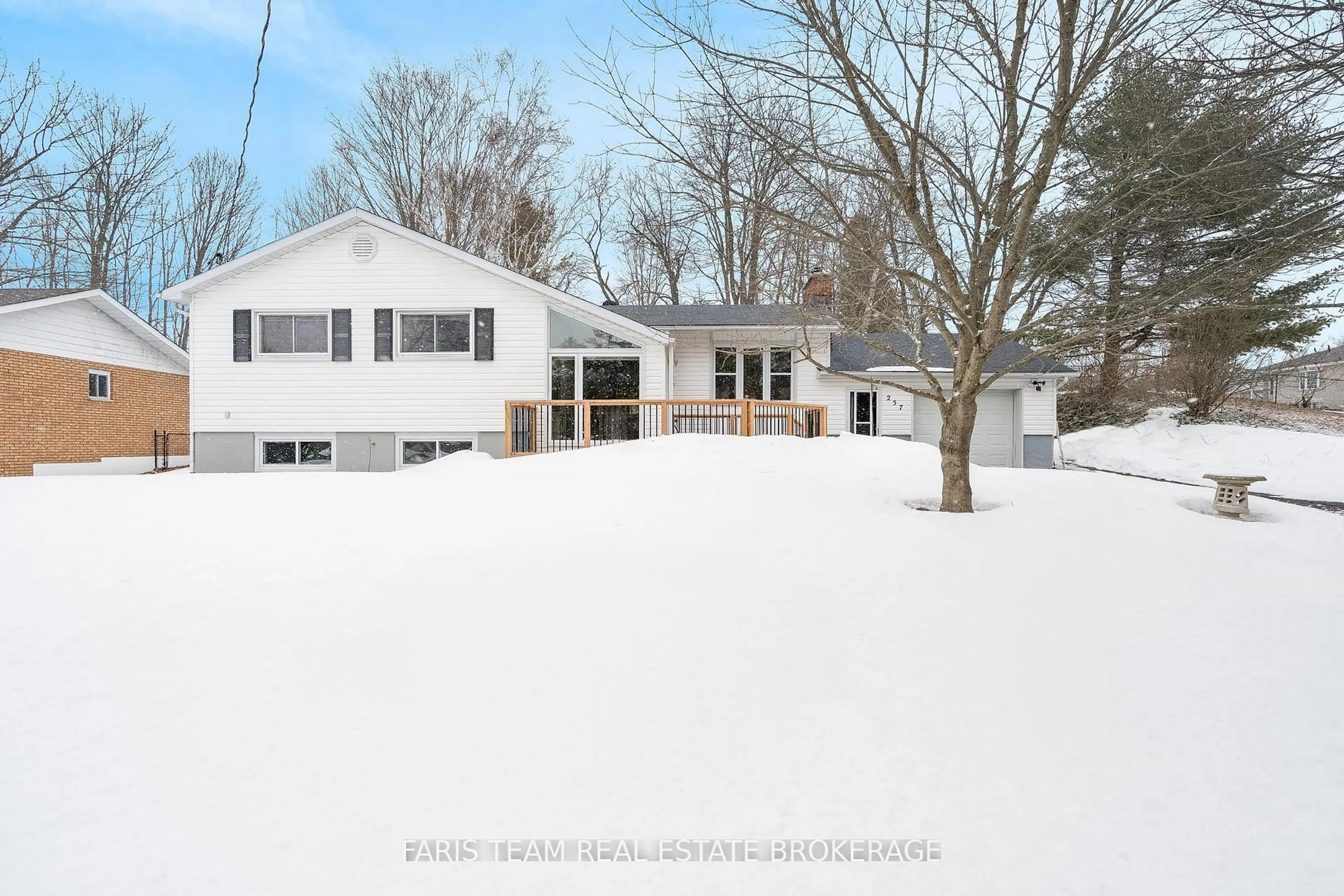 A pic from outside/outdoor area/front of a property/back of a property/a pic from drone, unknown for 257 Church St, Penetanguishene Ontario L9M 1G6