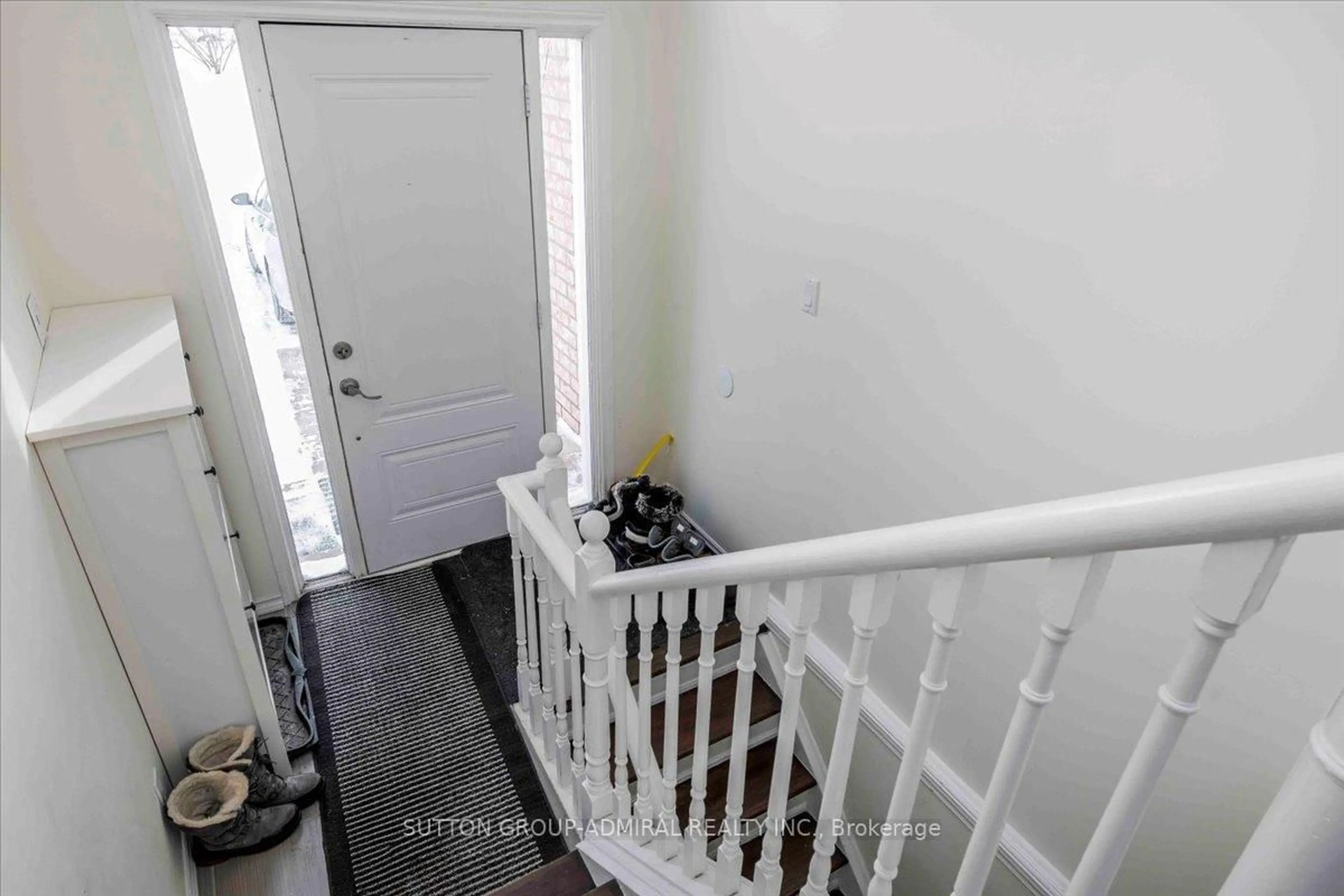 Indoor entryway for 64 Copeman Cres, Barrie Ontario L4N 8B4