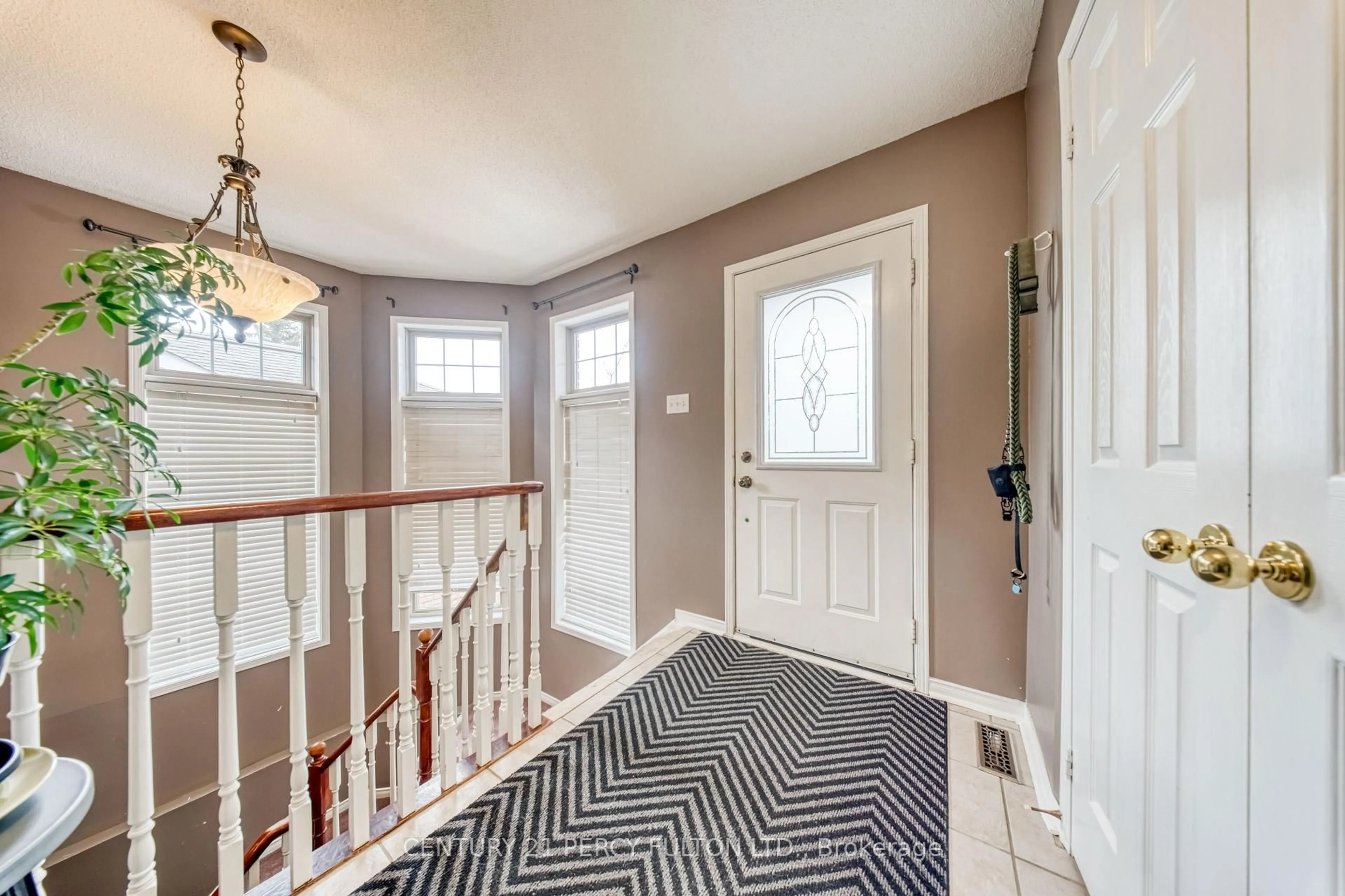 Indoor entryway for 25 Crompton Dr, Barrie Ontario L4M 6N1