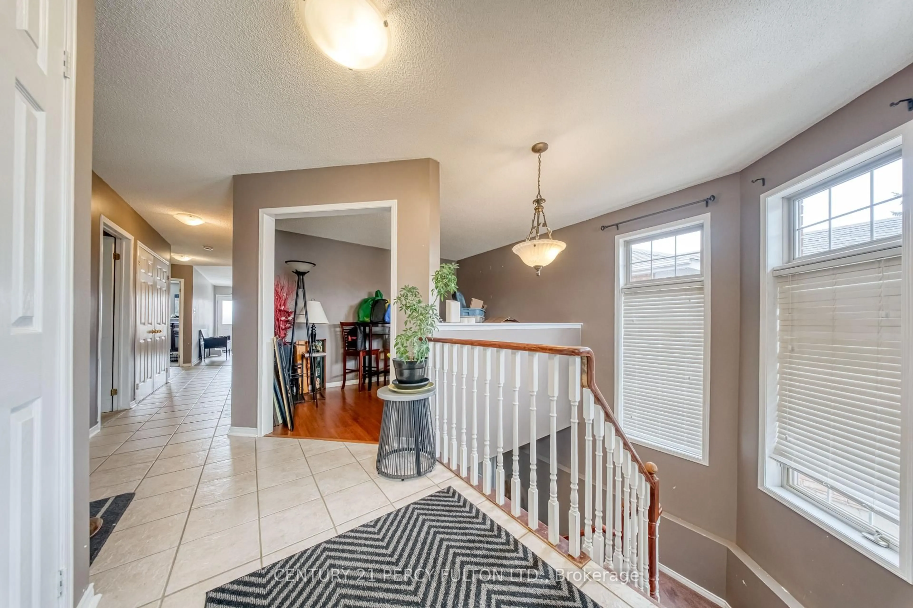 Indoor entryway for 25 Crompton Dr, Barrie Ontario L4M 6N1