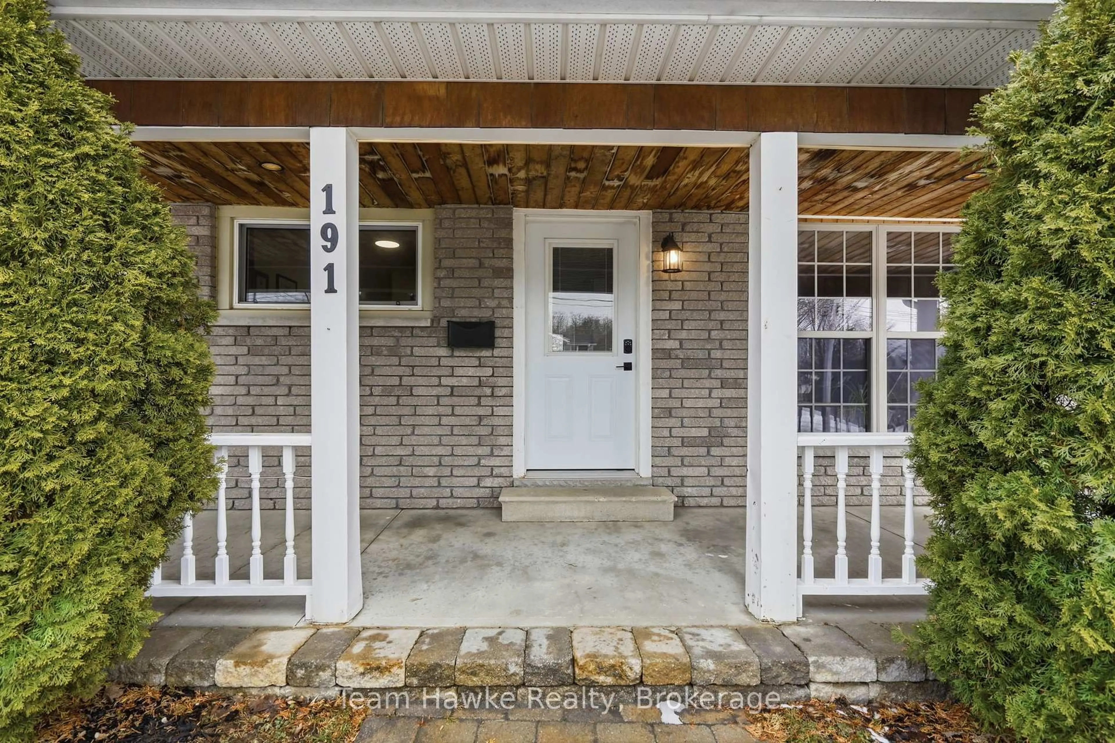Indoor entryway for 191 George St, Midland Ontario L4R 2W3