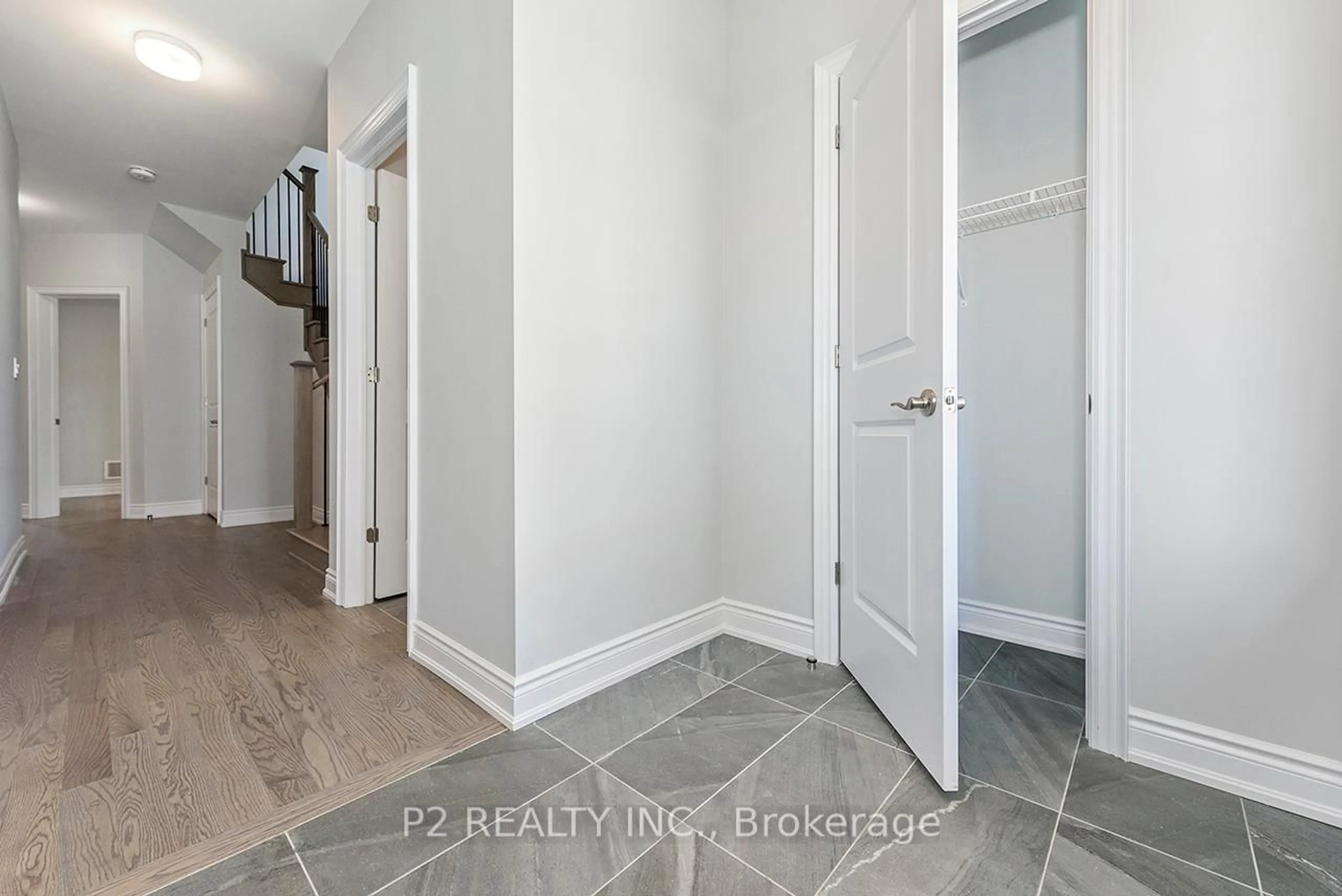 Indoor entryway for 30 Wild Ginger Lane, Springwater Ontario L9X 2E4