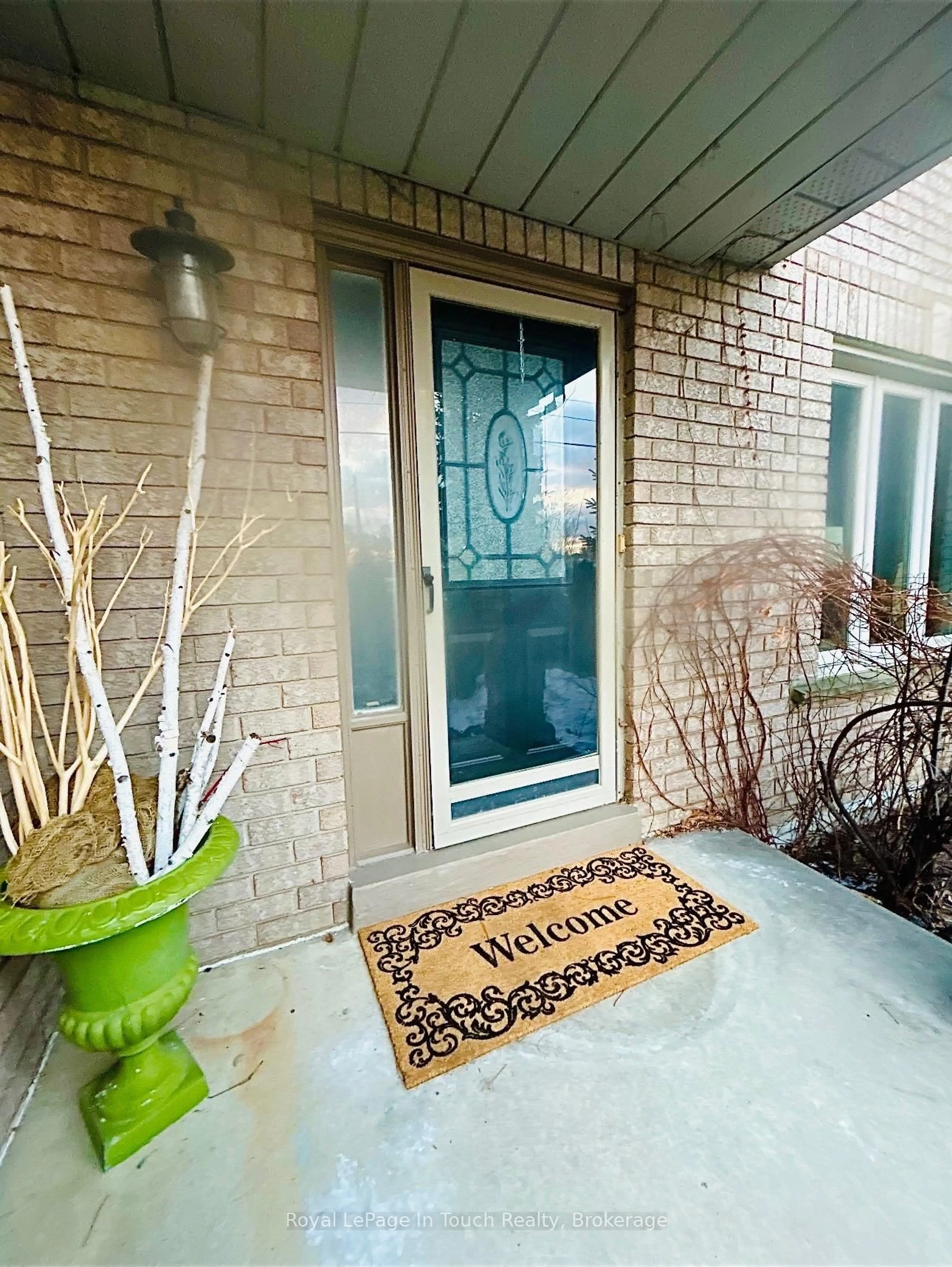 Indoor entryway for 153 Ferndale Dr, Barrie Ontario L4N 6X9