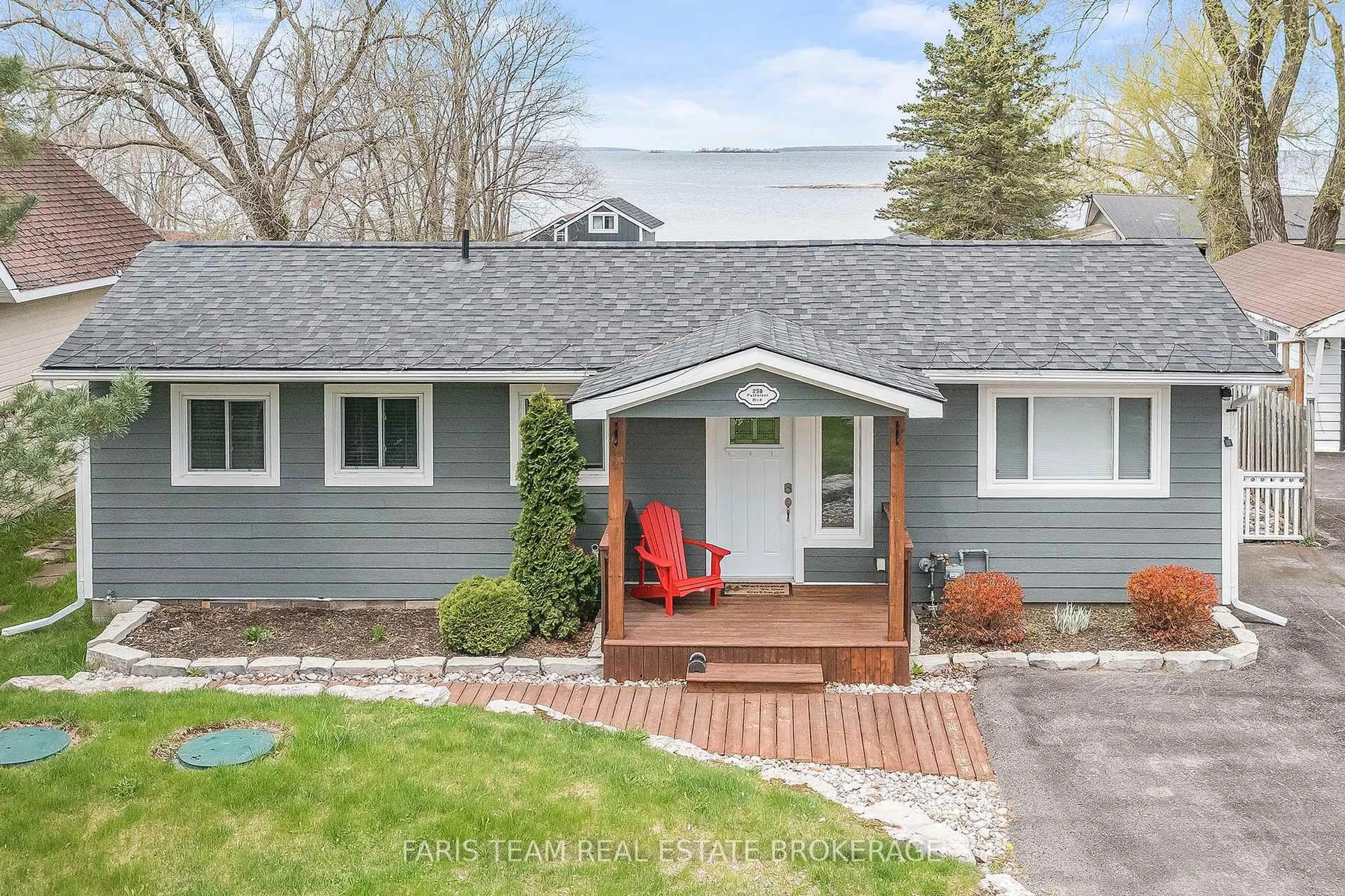 Home with vinyl exterior material, street for 258 Patterson Blvd, Tay Ontario L0K 1R0