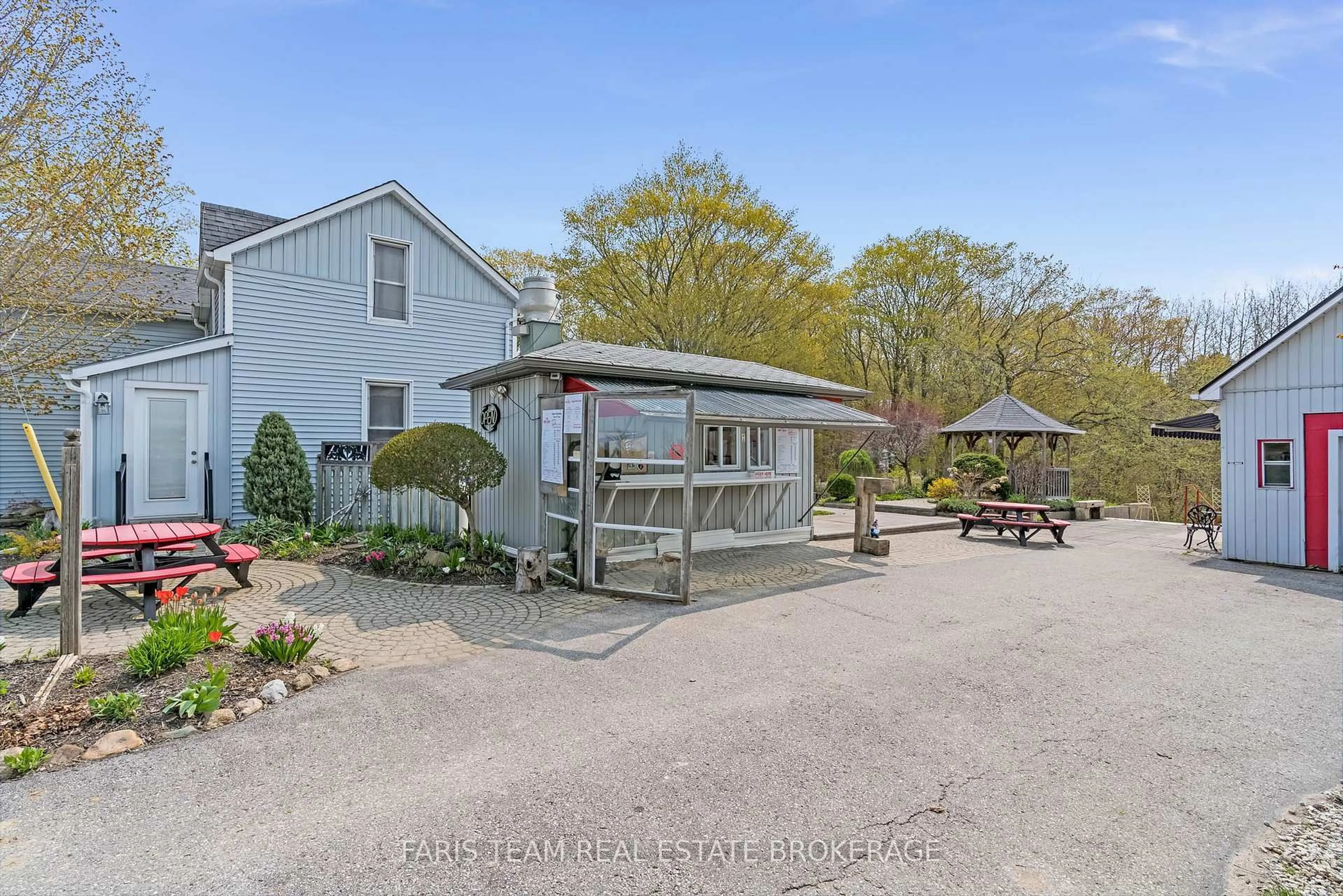 A pic from outside/outdoor area/front of a property/back of a property/a pic from drone, unknown for 4047 Horseshoe Valley Rd, Springwater Ontario L9X 0Z6