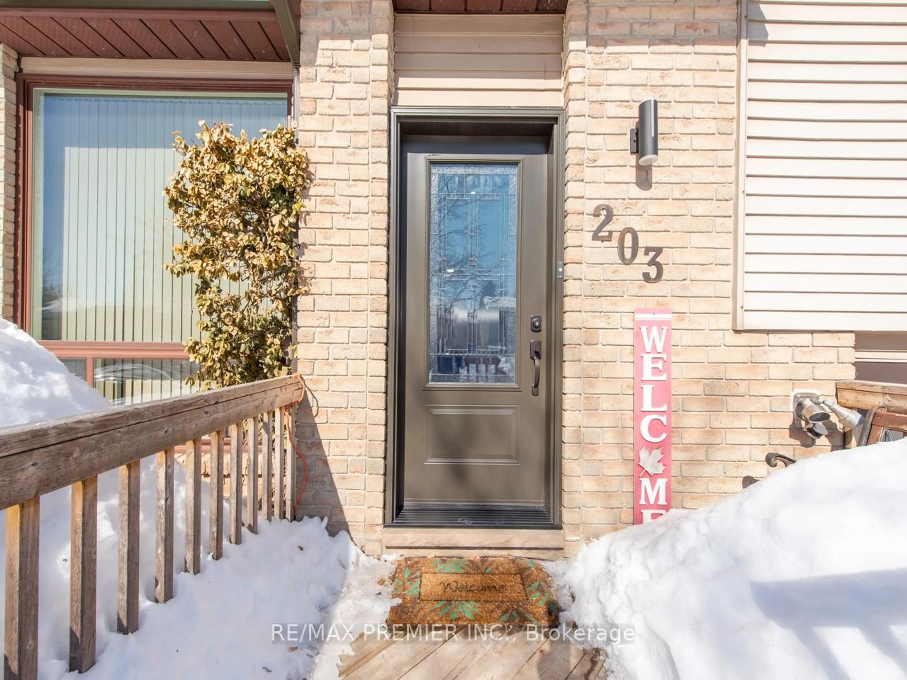 Indoor entryway for 203 Burns Circ, Barrie Ontario L4N 6A5