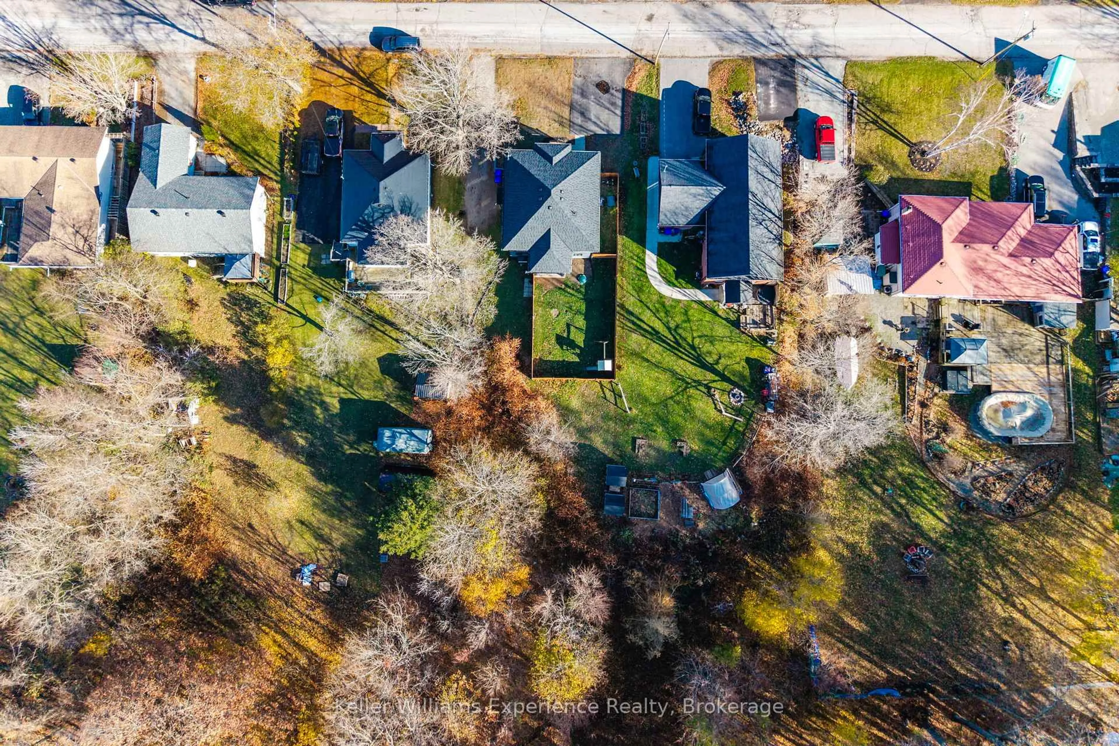 A pic from outside/outdoor area/front of a property/back of a property/a pic from drone, unknown for 296 Church St, Penetanguishene Ontario L9M 1G5