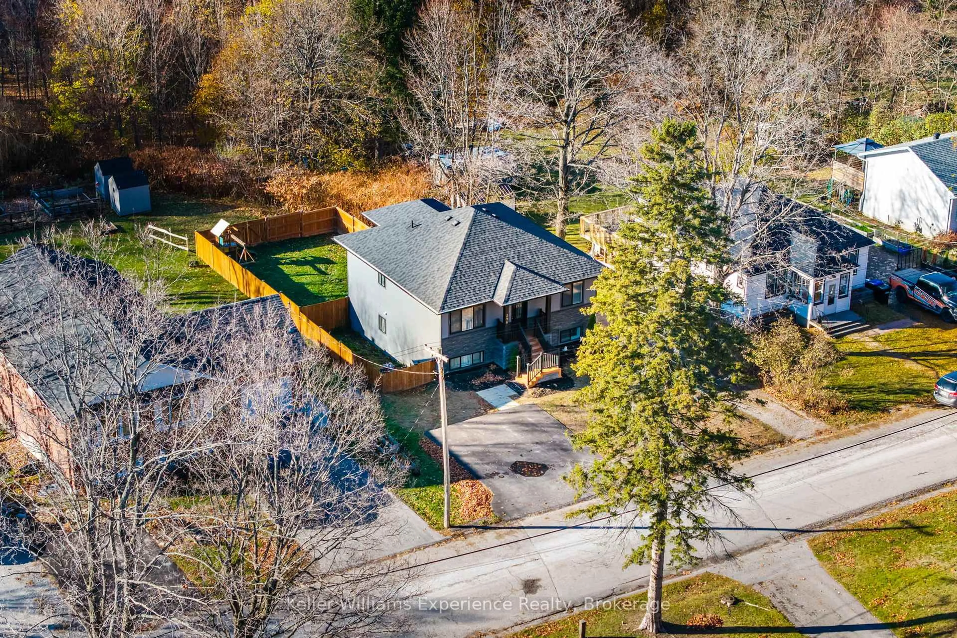 A pic from outside/outdoor area/front of a property/back of a property/a pic from drone, street for 296 Church St, Penetanguishene Ontario L9M 1G5
