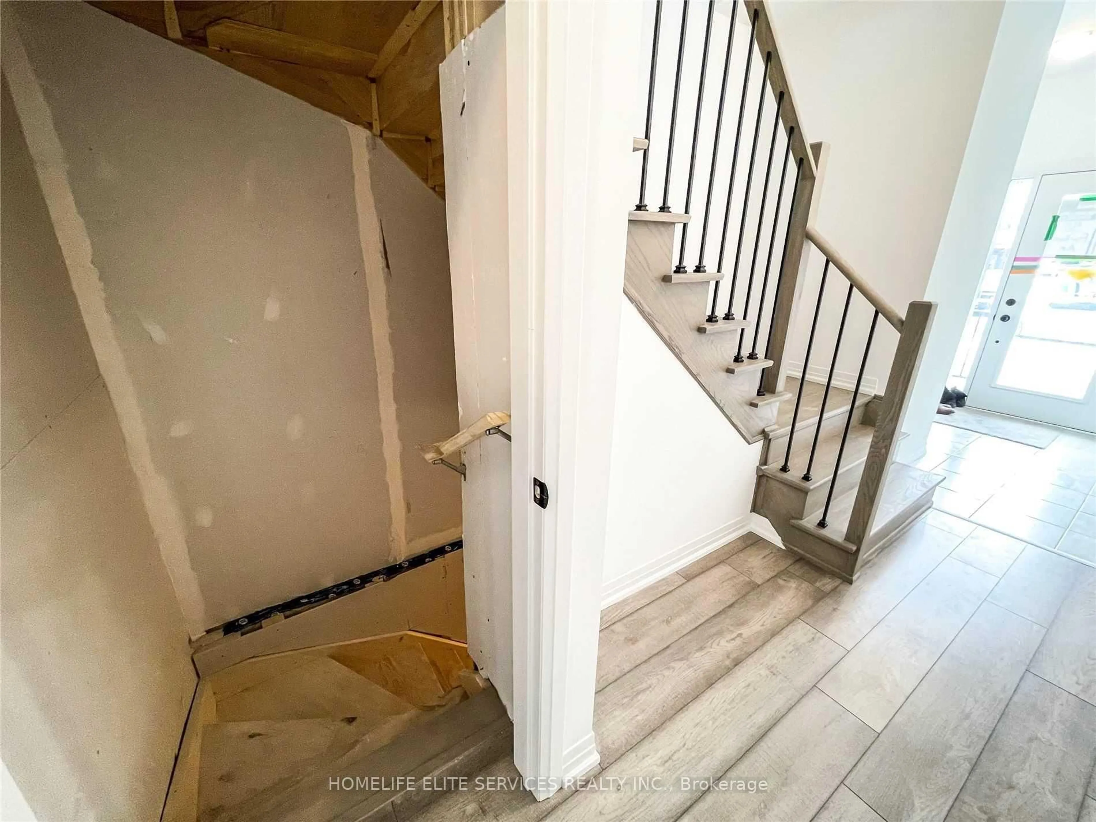 Stairs for 58 Fairlane Ave, Barrie Ontario L9J 0M9