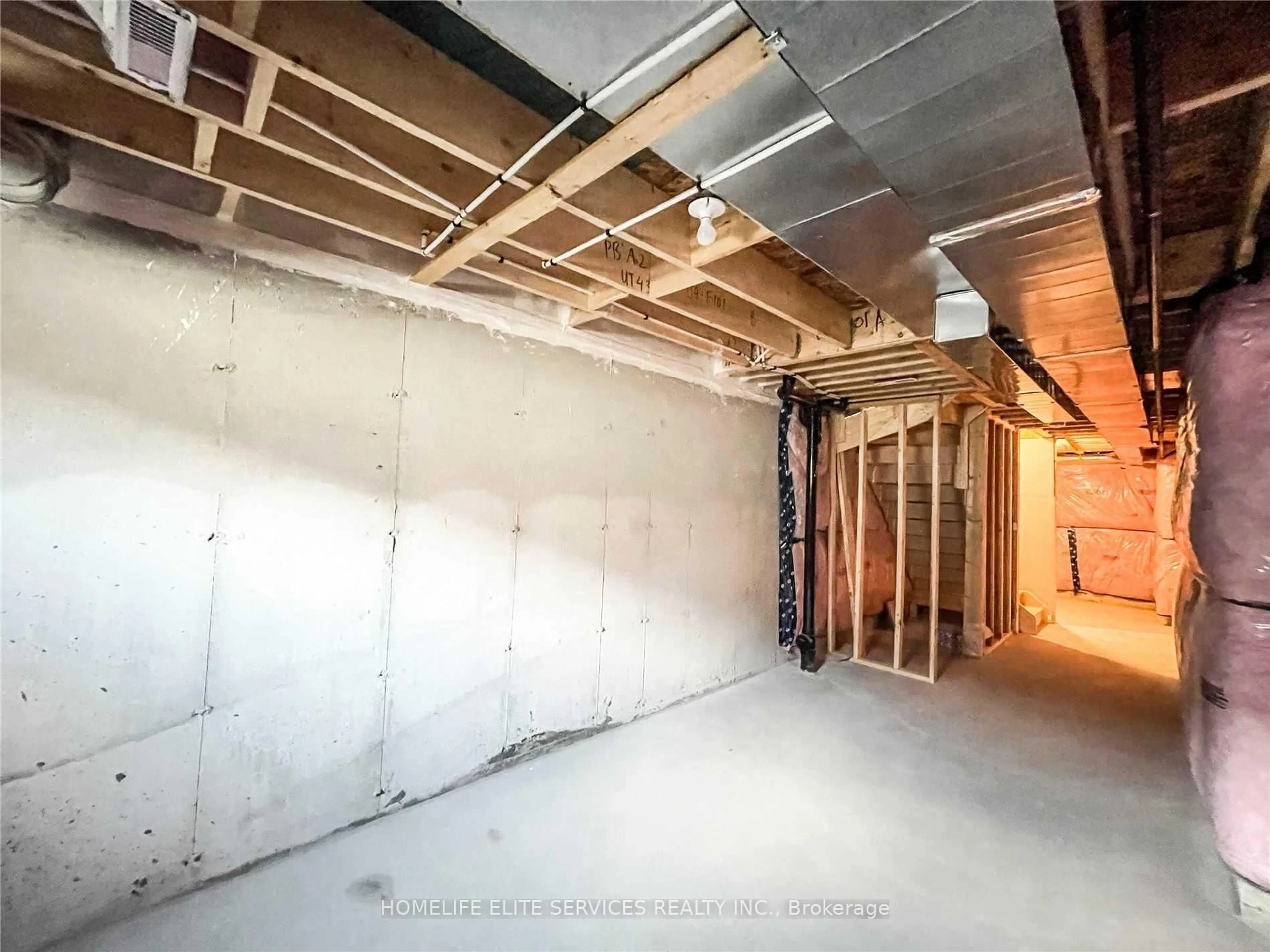 Indoor garage for 58 Fairlane Ave, Barrie Ontario L9J 0M9