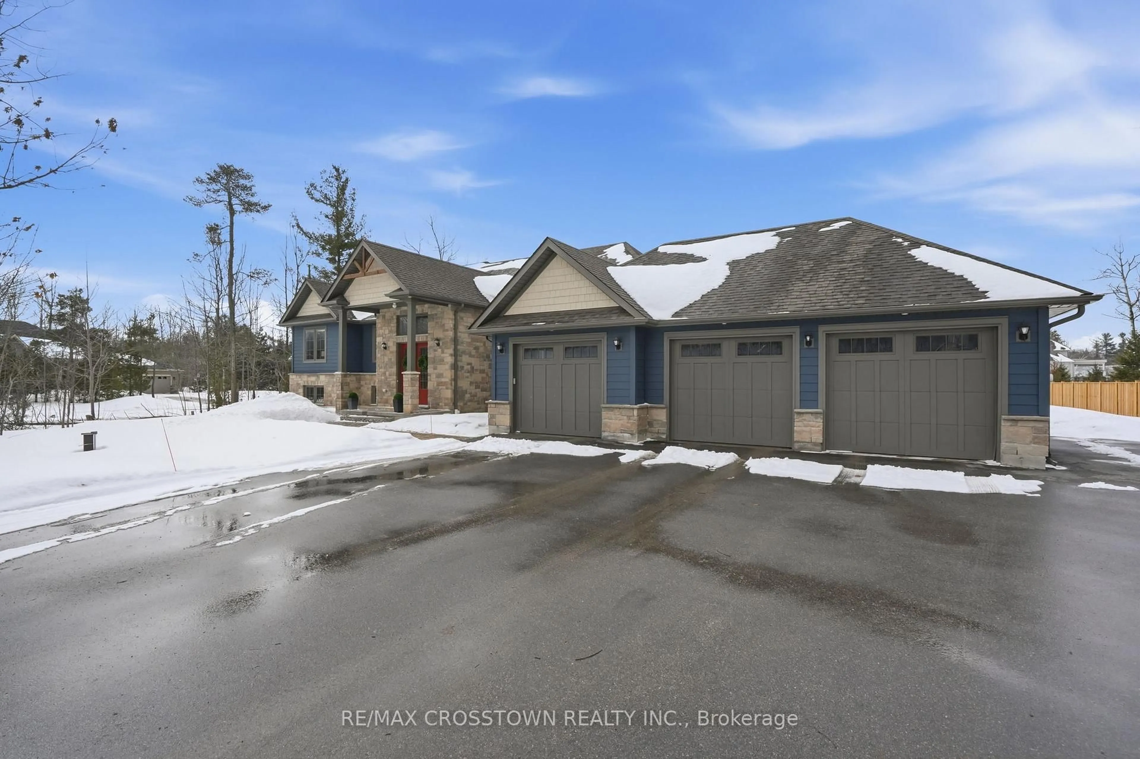 A pic from outside/outdoor area/front of a property/back of a property/a pic from drone, unknown for 2055 Elana Dr, Severn Ontario L3V 0C1