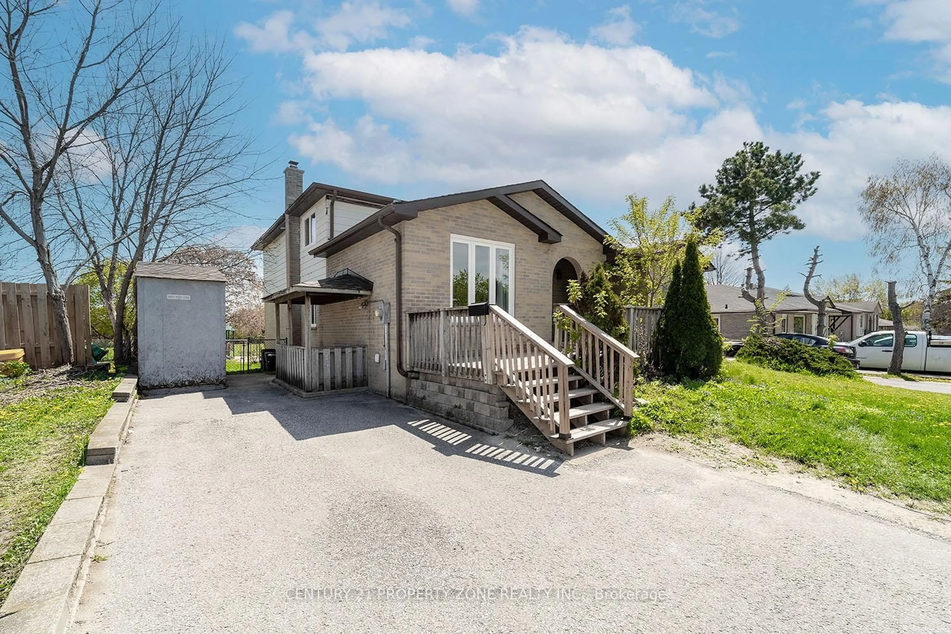 A pic from outside/outdoor area/front of a property/back of a property/a pic from drone, street for 39 SYLVIA St, Barrie Ontario L4M 5J2