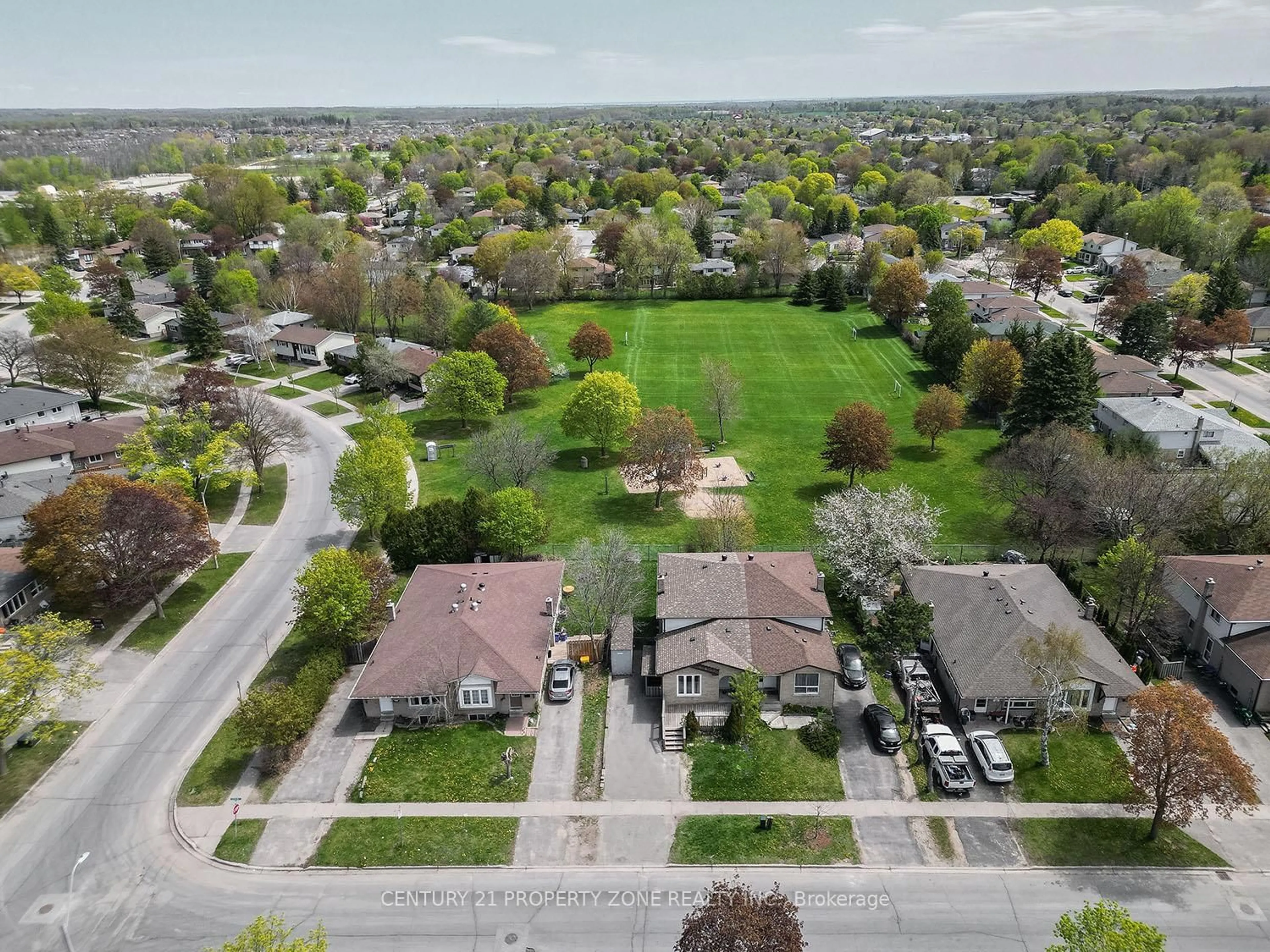 A pic from outside/outdoor area/front of a property/back of a property/a pic from drone, street for 39 SYLVIA St, Barrie Ontario L4M 5J2