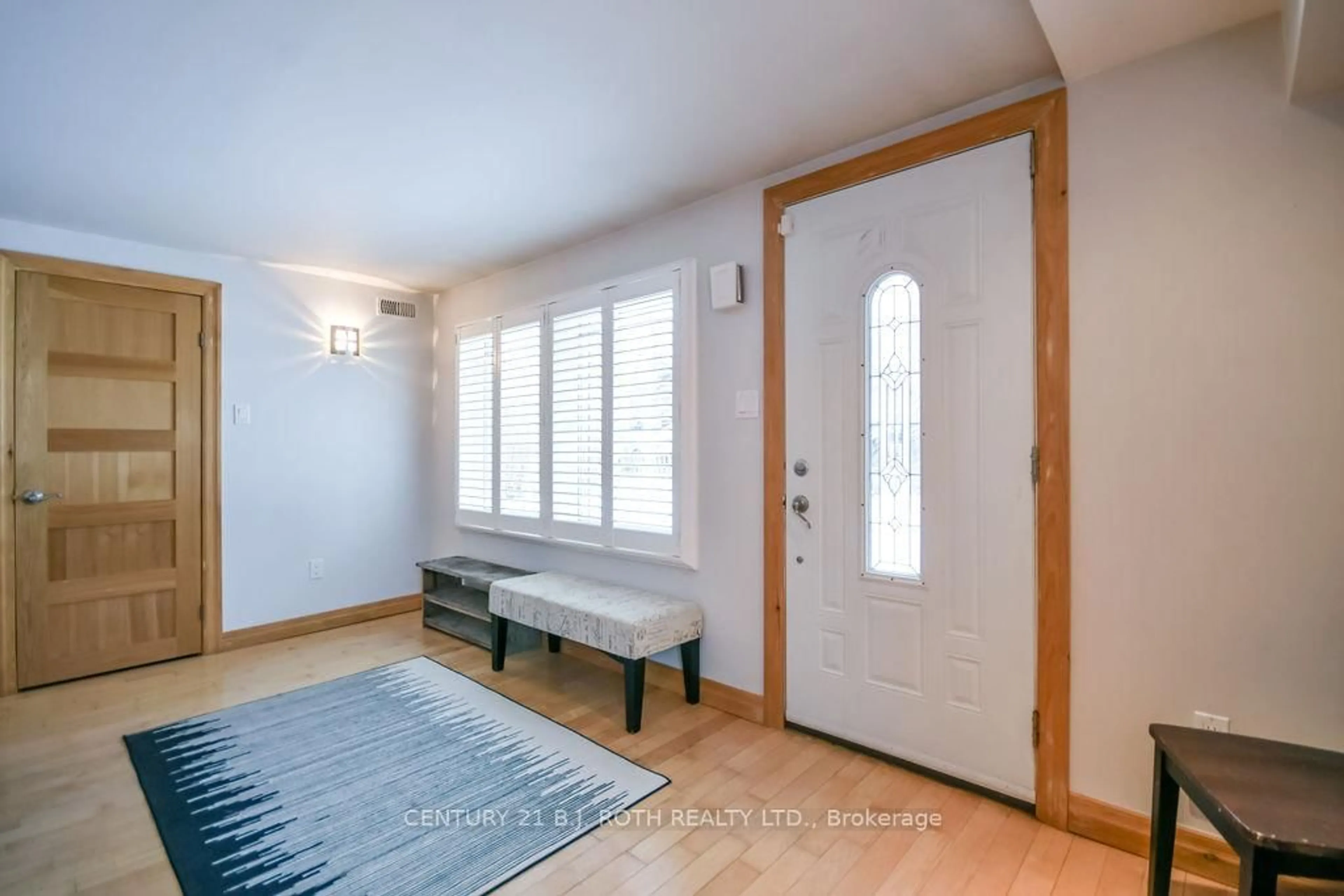 Indoor entryway for 45 GROVE St, Barrie Ontario L4N 1M6