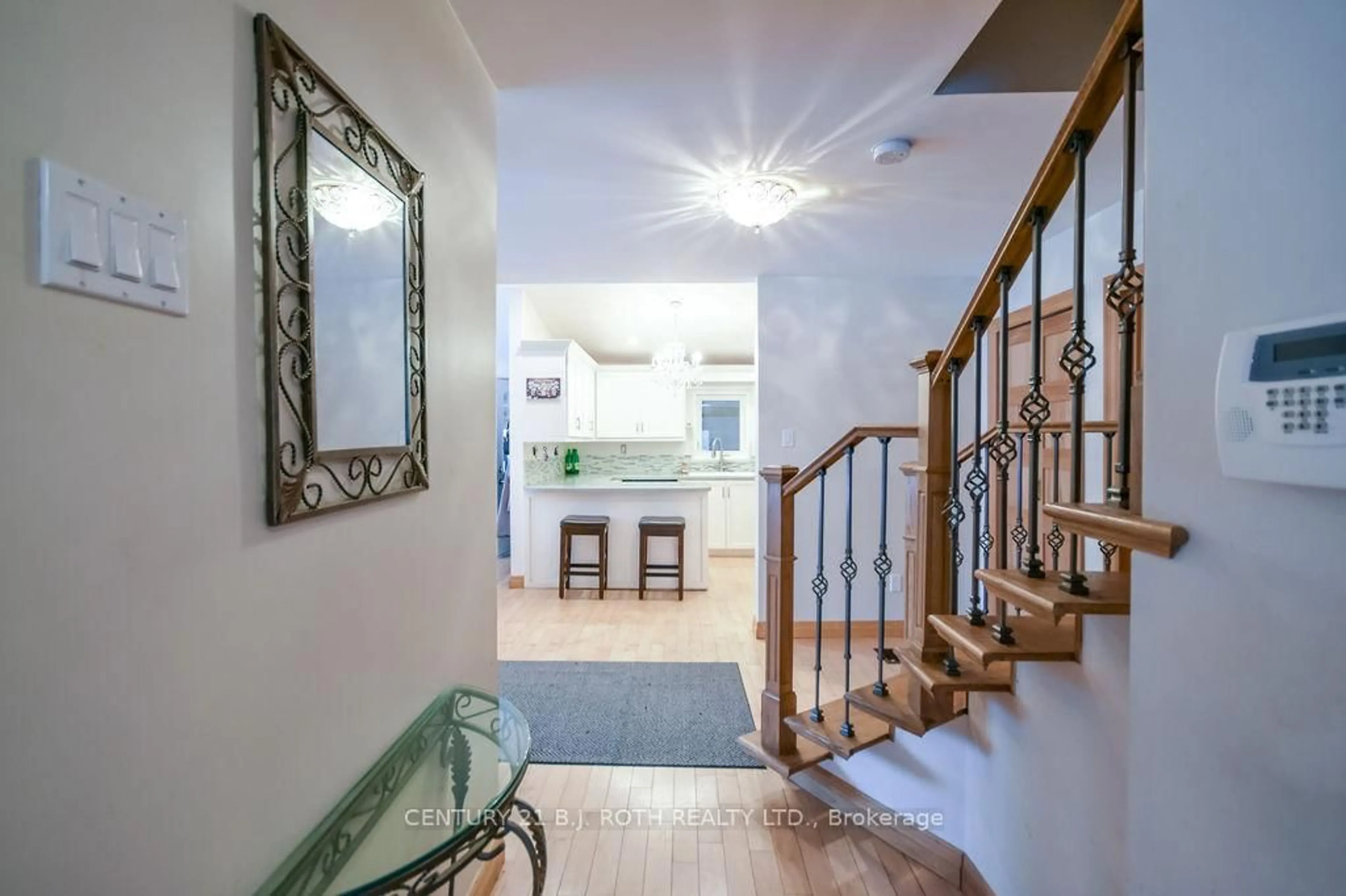 Indoor foyer for 45 GROVE St, Barrie Ontario L4N 1M6