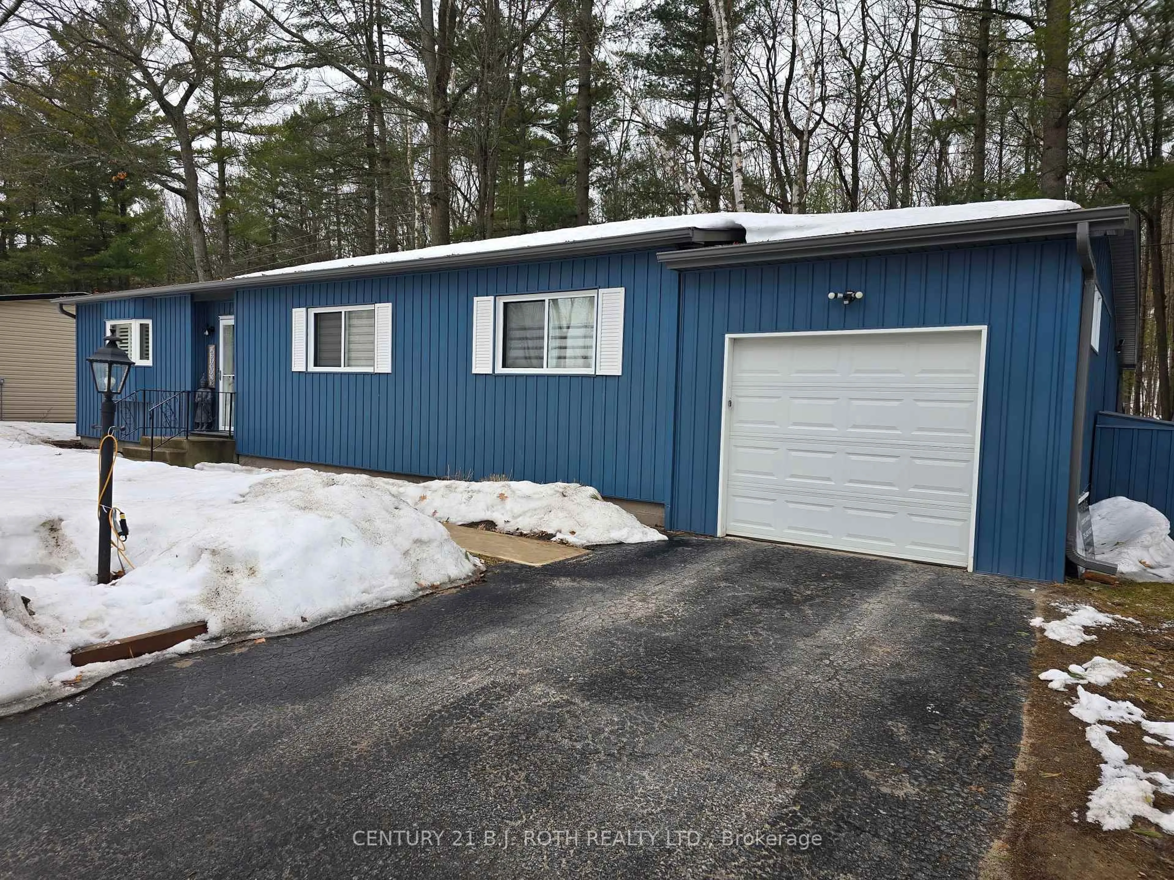 Indoor garage for 10 Allen Dr, Wasaga Beach Ontario L9Z 1K5