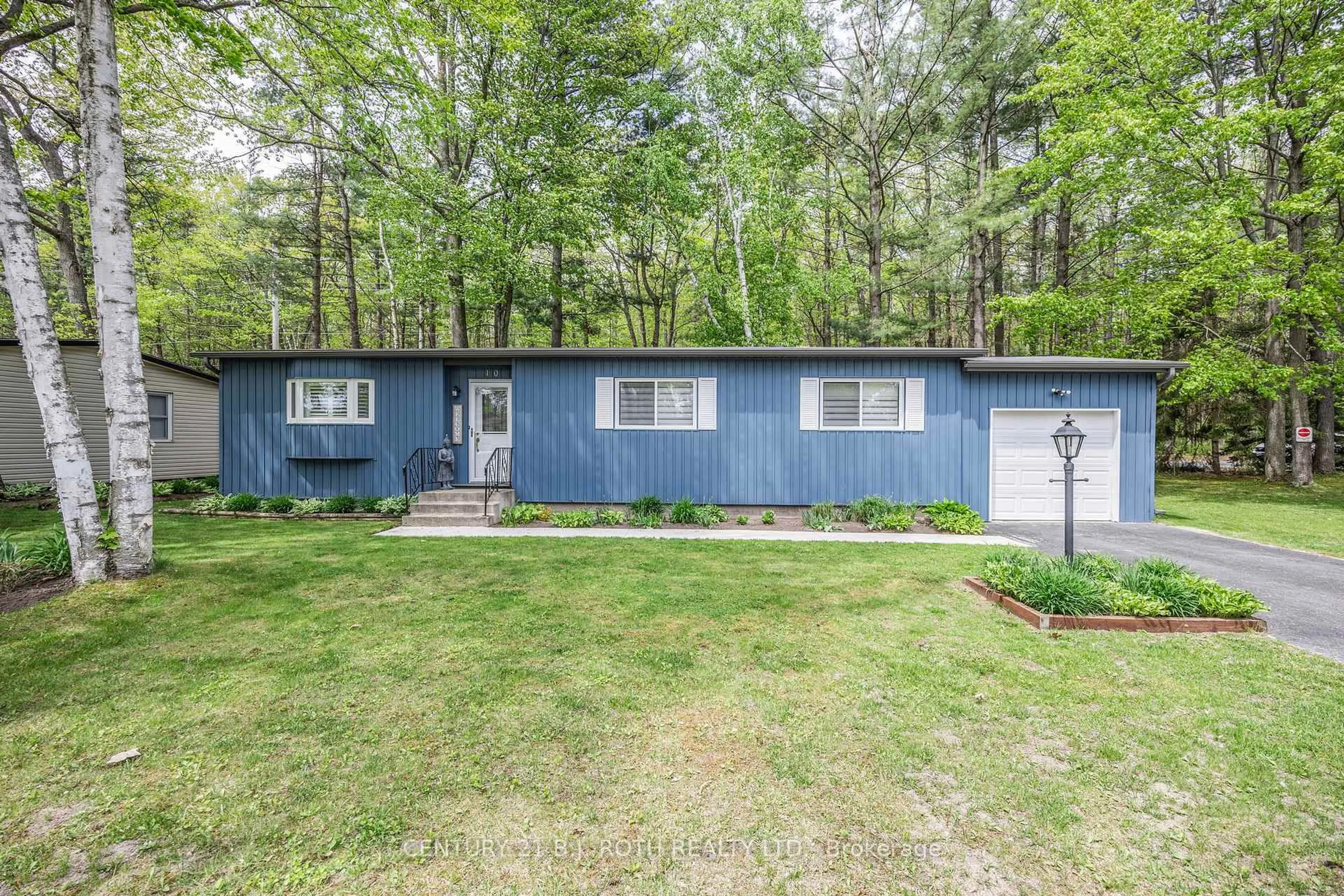 Home with vinyl exterior material, unknown for 10 Allen Dr, Wasaga Beach Ontario L9Z 1K5