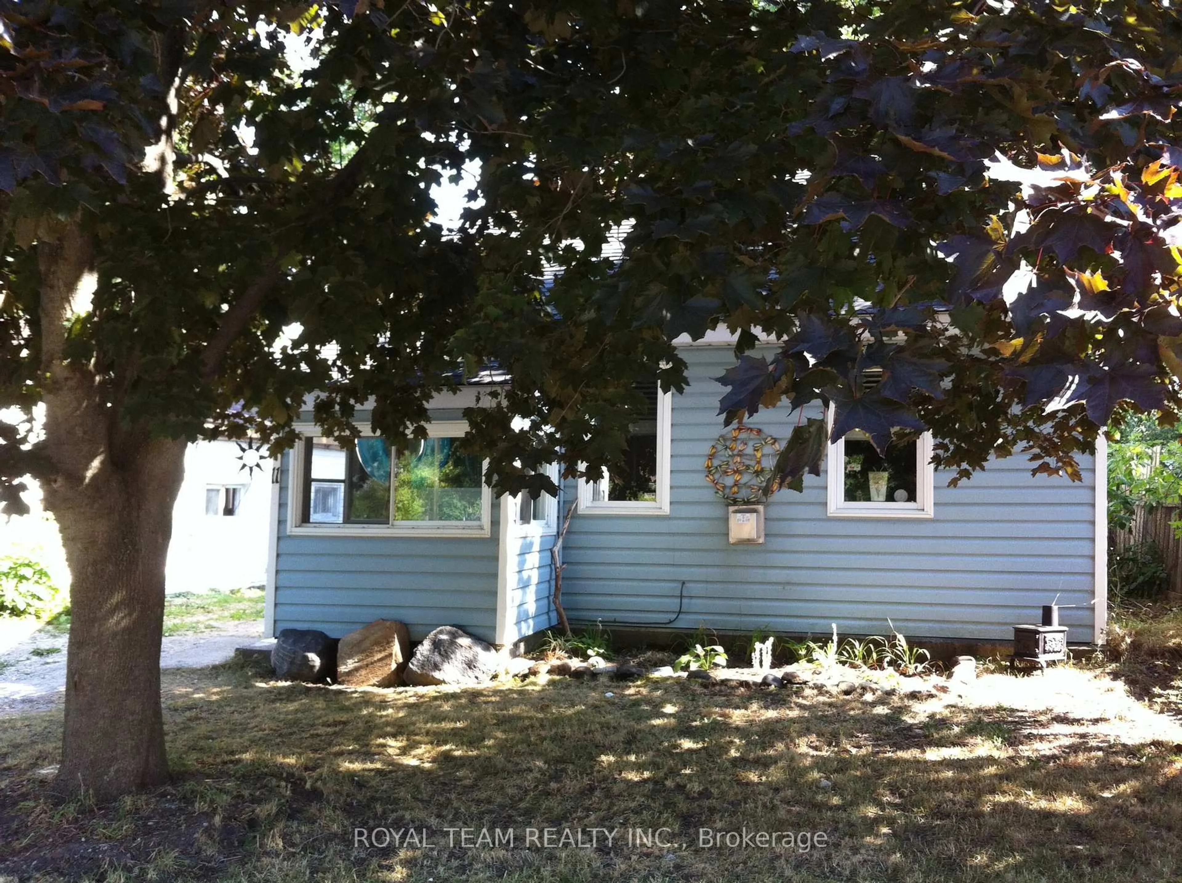 A pic from outside/outdoor area/front of a property/back of a property/a pic from drone, street for 11 Middlebrook Rd, Wasaga Beach Ontario L9Z 2Y6