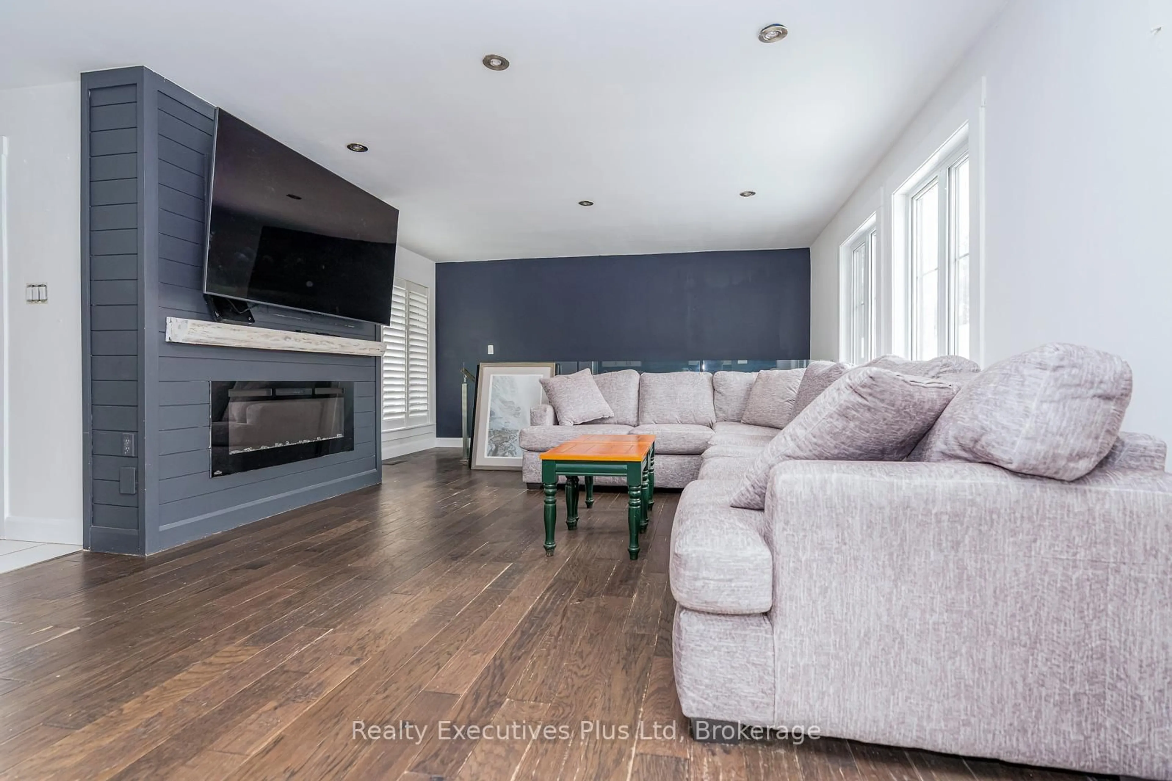 Living room with furniture, wood/laminate floor for 24 Birch Grove Dr, Oro-Medonte Ontario L4M 4Y8