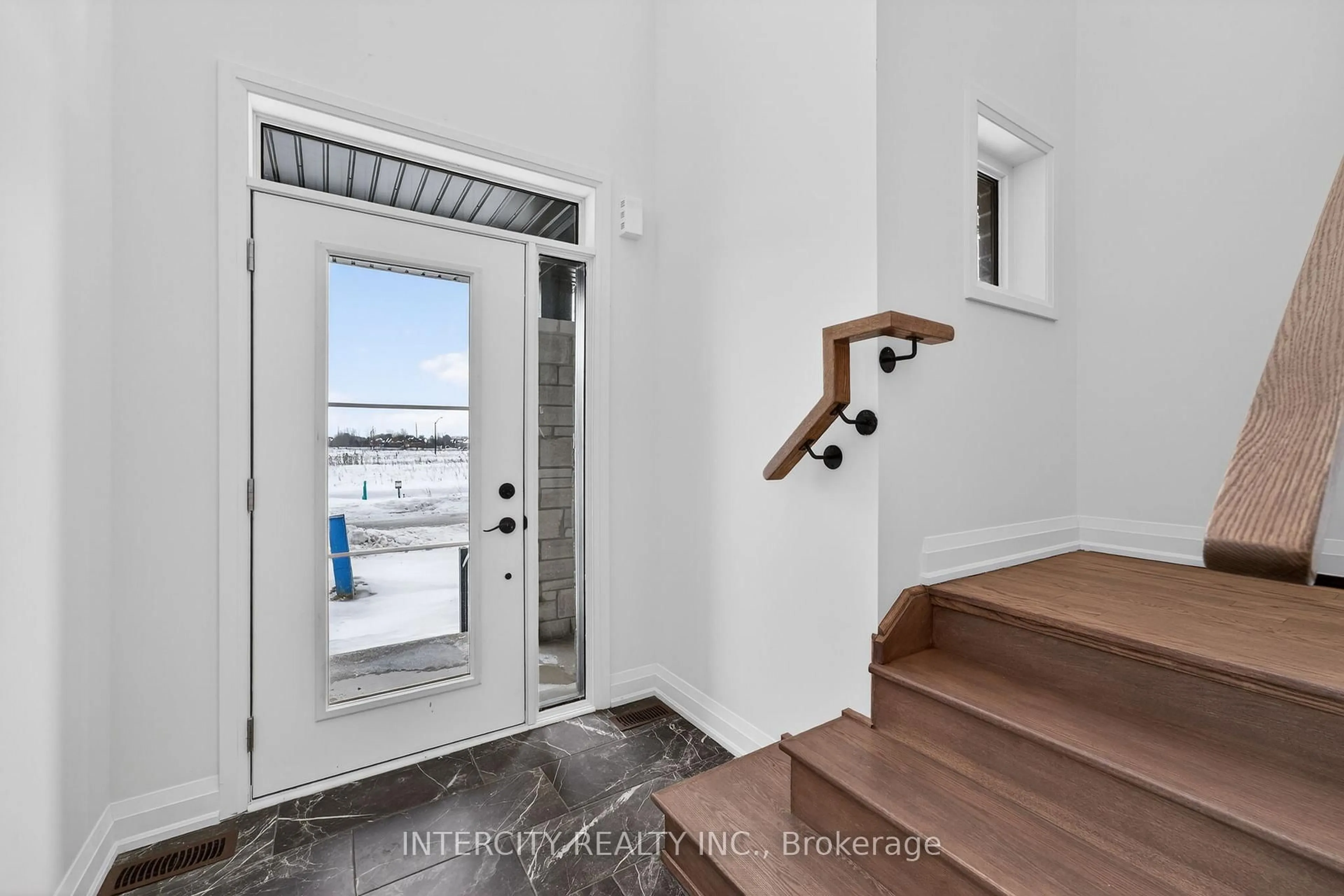 Indoor entryway for 34 Legacy Circ, Wasaga Beach Ontario L9Z 0M5